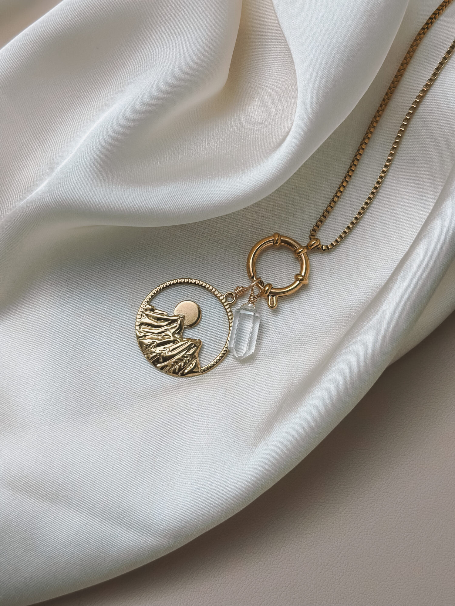 Berge Symbolik 🏔️ Der Berg steht für deinen Weg – für das Durchhalten, das Wachsen und den Moment, wenn du oben ankommst und in die Weite blickst. Er erinnert dich daran, dass du schon so viel geschafft hast. Schritt für Schritt. Stein für Stein. Oben am Gipfel wird es still – und du spürst diese Freiheit, die nur entsteht, wenn du mit dir selbst verbunden bist. Der Berg schenkt dir Weitblick, innere Stärke und die Ruhe, auch das nächste Stück deines Weges zu gehen – in deinem Tempo, mit Vertrauen. Affirmation: „Ich stehe auf meinem Gipfel, blicke frei in die Weite – und spüre, was alles möglich ist.“ Standfestigkeit & Erdung Der Berg steht seit jeher für Stabilität und innere Stärke. Er ist fest mit der Erde verwurzelt – unbeweglich, verlässlich, kraftvoll. Wer sich mit dem Bild eines Berges verbindet, spürt: Ich stehe sicher. Ich bin geerdet. Ziel & Ausrichtung Ein Berggipfel ist ein Sehnsuchtsort. Er symbolisiert ein Ziel, das wir mit Ausdauer, Klarheit und Hingabe erreichen wollen. Oft steht er auch für den Weg dorthin – mit allen Herausforderungen und Wachstumsschritten. Rückzug & Stille In vielen Kulturen sind Berge Orte der Einkehr. Klöster, Einsiedeleien oder Kraftplätze liegen oft hoch oben – fern vom Trubel, näher am Himmel. Der Berg lädt ein zur Stille. Zum Hören der eigenen inneren Stimme. Verbindung zwischen Himmel und Erde Der Gipfel eines Berges berührt fast den Himmel. In spiritueller Symbolik ist der Berg ein Ort der Verbindung zwischen dem Irdischen und dem Göttlichen. Ein heiliger Ort. Ein Übergang zwischen Welten. Schutz Berge können auch schützend wirken – wie eine natürliche Grenze oder ein ruhiger Rückzugsort, eingebettet in ihre mächtige Präsenz. „Solange die Berge stehen, bin ich sicher.“ Transformation Der Weg auf den Berg – mit seinen Umwegen, steilen Passagen und Pausen – wird oft als Metapher für innere Entwicklung verstanden. „Der Aufstieg verändert dich. Du wirst nicht dieselbe Person sein, wenn du wieder hinabsiehst.“