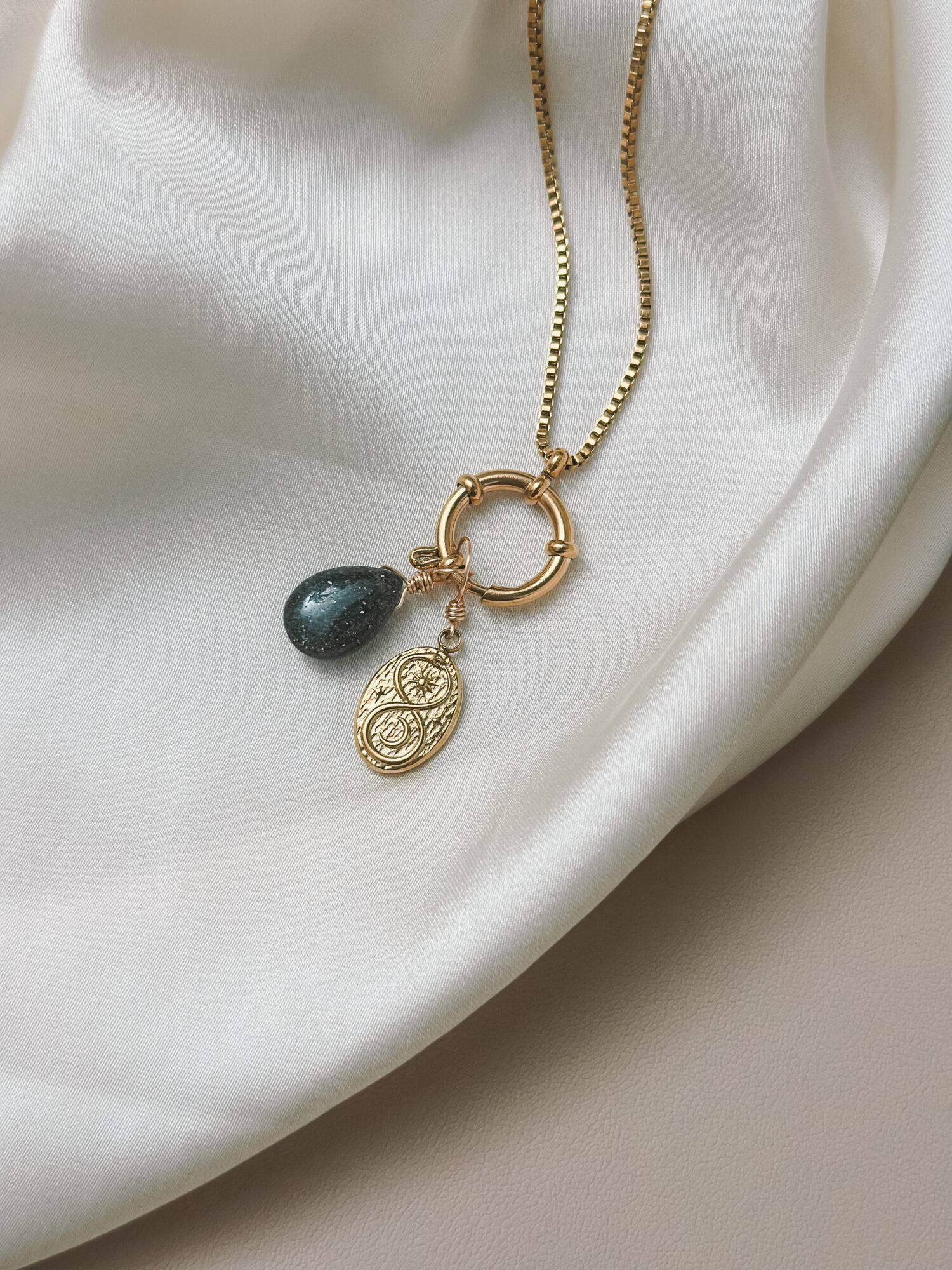 Unendlichkeit ∞ Die liegende Acht steht für den ewigen Kreislauf des Lebens und die Erinnerung daran, dass alles miteinander verbunden ist – Vergangenheit, Gegenwart und Zukunft. Als zarter Talisman begleitet dich der Unendlichkeit - Anhänger mit einer stillen Kraft, die dich daran erinnert, dass du Teil eines größeren Ganzen bist – und dennoch ganz bei dir. Er steht für das Vertrauen, dass alles seinen Weg findet, und schenkt dir Harmonie, Balance und ein tiefes Gefühl von innerer Beständigkeit – egal, wo du gerade auf deinem Weg stehst. ✨  Wirkung & Symbolik im Überblick: Verbindung: zu dir selbst, dem Leben und allem, was dich umgibt Vertrauen: in deinen Weg und den natürlichen Fluss der Dinge Harmonie & Balance: innere Ruhe und Ausgeglichenheit Lebenszyklus: alles ist im Wandel und doch verbunden Stille Kraft: ein Zeichen für Beständigkeit in bewegten Zeiten 🕊️ Affirmation: „Ich bin verbunden mit mir und dem Leben – grenzenlos, frei und voller Vertrauen.“ Details zum Schmuck Gefertigt aus 18k vergoldetem Edelstahl, ca. 27 mm groß und mit einer stabilen Öse versehen. Der Anhänger passt zu deiner YOUR.line Kette – aber auch an viele gängige Ketten und Schmuckstücke, die du bereits trägst. Ein kleiner Begleiter mit großer Bedeutung – minimalistisch, zeitlos und voller Kraft. 🤍