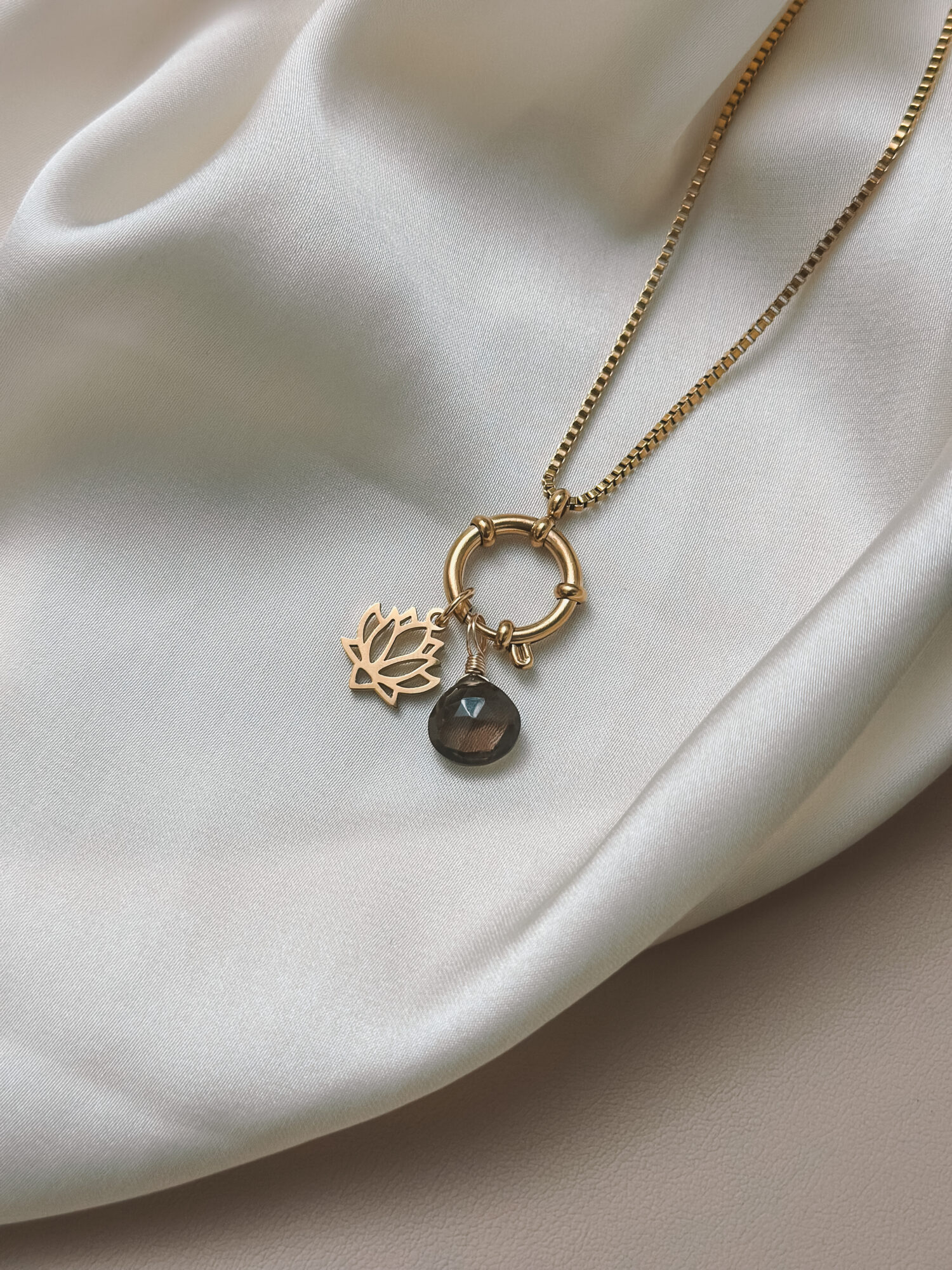 Lotus 🌸 Der Lotus ist ein kraftvolles Symbol für Wachstum, Reinheit und innere Entfaltung. Er wächst aus schlammigem Wasser empor und öffnet seine Blüte jeden Tag neu – ein stiller Beweis dafür, dass Schönheit und Klarheit auch aus dunklen Phasen entstehen können. Der Lotus begleitet dich als Talisman auf deinem Weg zu innerer Stärke, Leichtigkeit und Vertrauen in deinen eigenen Rhythmus. ✨ Bedeutung des Lotus: Reinheit & Unberührtheit: Obwohl der Lotus aus trübem Wasser wächst, bleibt er stets sauber – ein Symbol für innere Klarheit und geistige Reinheit. Wiedergeburt & Neuanfang: Der Lotus schließt sich bei Dunkelheit und öffnet sich bei Licht – ein Sinnbild für tägliches Aufblühen, Wandel und Erneuerung. Spiritualität & Erleuchtung: In östlichen Traditionen steht der Lotus für den Weg zur Erleuchtung – er wächst durch das Dunkel ins Licht und verbindet Körper, Geist und Seele. Unabhängigkeit & innere Stärke: Der Lotus entfaltet sich aus eigener Kraft – ein Zeichen für Selbstvertrauen, Heilung und die Rückverbindung mit dem wahren Selbst. 🕊️  Affirmation: „Ich wachse aus meiner Tiefe – ruhig, klar und in meiner ganzen Schönheit.“ Details zum Schmuck Gefertigt aus 18k vergoldetem Edelstahl, ca. 18 mm groß und mit einer stabilen Öse versehen. Der Anhänger passt zu deiner YOUR.line Kette  Ein kleiner Begleiter mit großer Bedeutung – minimalistisch, zeitlos und voller Kraft. 🤍 Lieferumfang: nur Anhänger