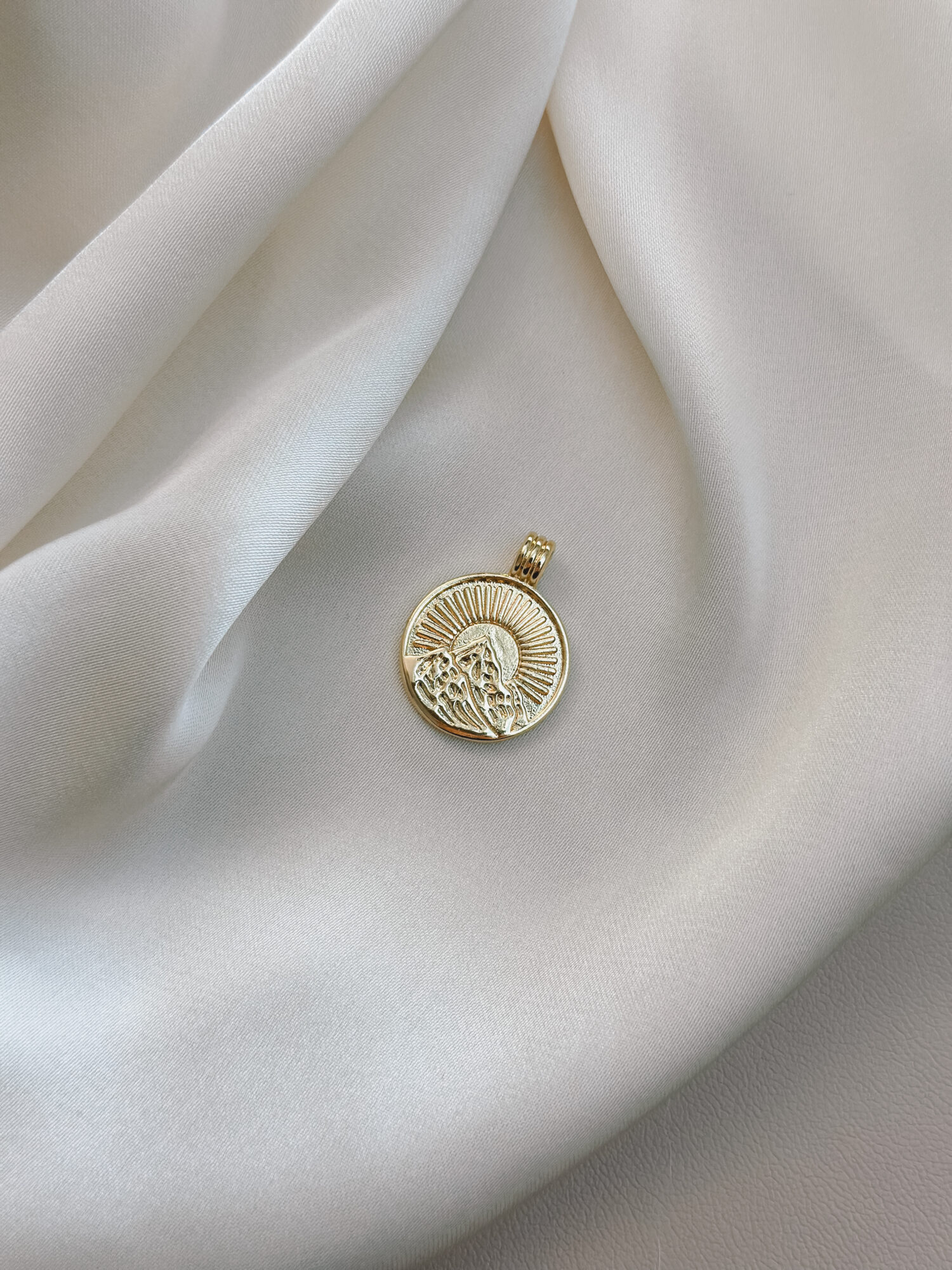 🏔️ Berglicht Definition: Berglicht steht für Klarheit, Weitblick und den Moment des Ankommens – wenn nach einem langen Aufstieg das Licht der Sonne den Gipfel berührt. ⸻ Der Anhänger Berglicht vereint das kraftvolle Symbol eines Berges mit der strahlenden Sonne. Er erinnert dich daran, wie weit du schon gekommen bist – Schritt für Schritt, mit jeder eigenen Entscheidung. Oben angekommen, weitet sich der Blick. Es wird ruhig in dir. Du spürst: Hier bin ich richtig. Ich darf innehalten, aufatmen, leuchten. „Berglicht“ steht für den Mut, deinen Weg zu gehen – und für das Licht, das immer da ist, auch wenn es manchmal verborgen scheint. Ein Symbol für innere Ausrichtung, Klarheit und das stille Leuchten deiner Seele. ⸻ ✨ Bedeutung von Berglicht: • Klarheit: Die Sonne bringt Licht in deine Gedanken – du siehst wieder klar • Weitblick: Der Berg schenkt dir Perspektive auf das, was wirklich zählt • Ankommen: Du darfst ruhen, durchatmen, bewusst im Moment sein • Naturverbundenheit: Ein stiller Begleiter für alle, die sich in den Bergen zuhause fühlen • Innere Stärke: Dein Weg war nicht leicht – doch du bist oben angekommen ⸻ 🕊️ Affirmation: „Ich blicke aus der Höhe – klar, ruhig und voller Vertrauen in meinen Weg.“