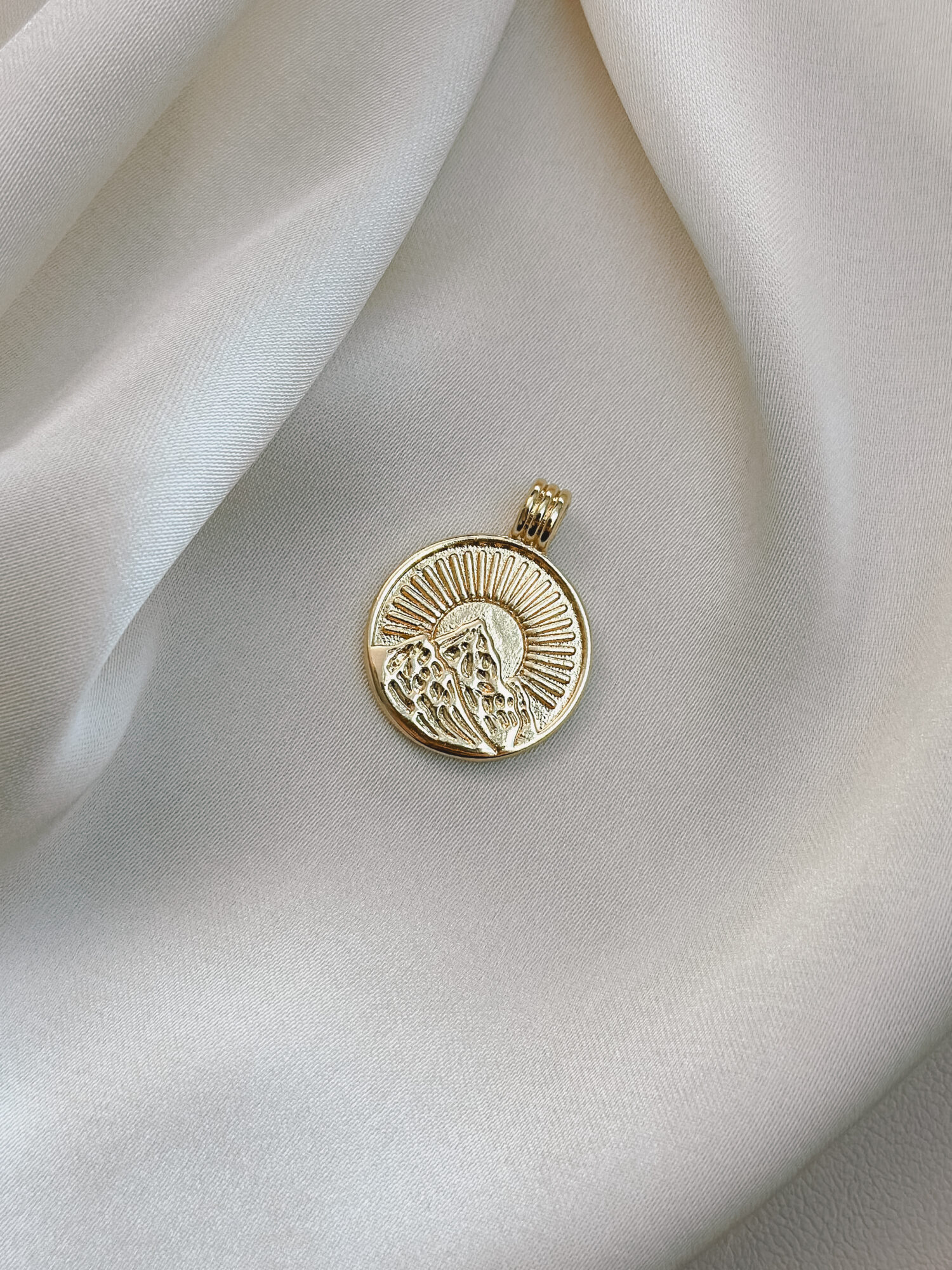 🏔️ Berglicht Definition: Berglicht steht für Klarheit, Weitblick und den Moment des Ankommens – wenn nach einem langen Aufstieg das Licht der Sonne den Gipfel berührt. ⸻ Der Anhänger Berglicht vereint das kraftvolle Symbol eines Berges mit der strahlenden Sonne. Er erinnert dich daran, wie weit du schon gekommen bist – Schritt für Schritt, mit jeder eigenen Entscheidung. Oben angekommen, weitet sich der Blick. Es wird ruhig in dir. Du spürst: Hier bin ich richtig. Ich darf innehalten, aufatmen, leuchten. „Berglicht“ steht für den Mut, deinen Weg zu gehen – und für das Licht, das immer da ist, auch wenn es manchmal verborgen scheint. Ein Symbol für innere Ausrichtung, Klarheit und das stille Leuchten deiner Seele. ⸻ ✨ Bedeutung von Berglicht: • Klarheit: Die Sonne bringt Licht in deine Gedanken – du siehst wieder klar • Weitblick: Der Berg schenkt dir Perspektive auf das, was wirklich zählt • Ankommen: Du darfst ruhen, durchatmen, bewusst im Moment sein • Naturverbundenheit: Ein stiller Begleiter für alle, die sich in den Bergen zuhause fühlen • Innere Stärke: Dein Weg war nicht leicht – doch du bist oben angekommen ⸻ 🕊️ Affirmation: „Ich blicke aus der Höhe – klar, ruhig und voller Vertrauen in meinen Weg.“