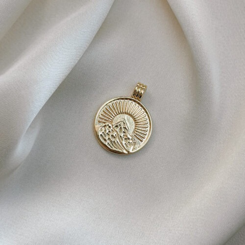 🏔️ Berglicht Definition: Berglicht steht für Klarheit, Weitblick und den Moment des Ankommens – wenn nach einem langen Aufstieg das Licht der Sonne den Gipfel berührt. ⸻ Der Anhänger Berglicht vereint das kraftvolle Symbol eines Berges mit der strahlenden Sonne. Er erinnert dich daran, wie weit du schon gekommen bist – Schritt für Schritt, mit jeder eigenen Entscheidung. Oben angekommen, weitet sich der Blick. Es wird ruhig in dir. Du spürst: Hier bin ich richtig. Ich darf innehalten, aufatmen, leuchten. „Berglicht“ steht für den Mut, deinen Weg zu gehen – und für das Licht, das immer da ist, auch wenn es manchmal verborgen scheint. Ein Symbol für innere Ausrichtung, Klarheit und das stille Leuchten deiner Seele. ⸻ ✨ Bedeutung von Berglicht: • Klarheit: Die Sonne bringt Licht in deine Gedanken – du siehst wieder klar • Weitblick: Der Berg schenkt dir Perspektive auf das, was wirklich zählt • Ankommen: Du darfst ruhen, durchatmen, bewusst im Moment sein • Naturverbundenheit: Ein stiller Begleiter für alle, die sich in den Bergen zuhause fühlen • Innere Stärke: Dein Weg war nicht leicht – doch du bist oben angekommen ⸻ 🕊️ Affirmation: „Ich blicke aus der Höhe – klar, ruhig und voller Vertrauen in meinen Weg.“