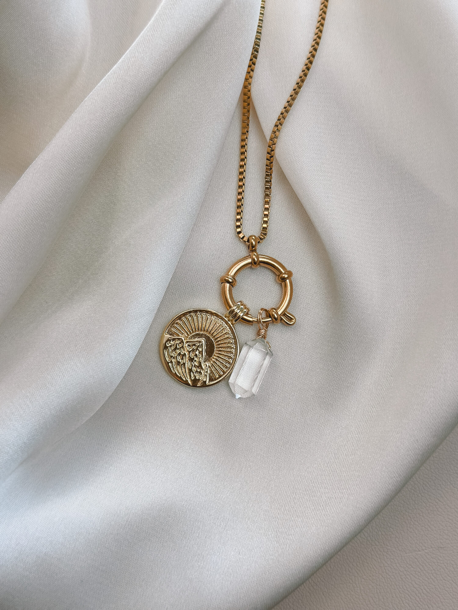 🏔️ Berglicht Definition: Berglicht steht für Klarheit, Weitblick und den Moment des Ankommens – wenn nach einem langen Aufstieg das Licht der Sonne den Gipfel berührt. ⸻ Der Anhänger Berglicht vereint das kraftvolle Symbol eines Berges mit der strahlenden Sonne. Er erinnert dich daran, wie weit du schon gekommen bist – Schritt für Schritt, mit jeder eigenen Entscheidung. Oben angekommen, weitet sich der Blick. Es wird ruhig in dir. Du spürst: Hier bin ich richtig. Ich darf innehalten, aufatmen, leuchten. „Berglicht“ steht für den Mut, deinen Weg zu gehen – und für das Licht, das immer da ist, auch wenn es manchmal verborgen scheint. Ein Symbol für innere Ausrichtung, Klarheit und das stille Leuchten deiner Seele. ⸻ ✨ Bedeutung von Berglicht: • Klarheit: Die Sonne bringt Licht in deine Gedanken – du siehst wieder klar • Weitblick: Der Berg schenkt dir Perspektive auf das, was wirklich zählt • Ankommen: Du darfst ruhen, durchatmen, bewusst im Moment sein • Naturverbundenheit: Ein stiller Begleiter für alle, die sich in den Bergen zuhause fühlen • Innere Stärke: Dein Weg war nicht leicht – doch du bist oben angekommen ⸻ 🕊️ Affirmation: „Ich blicke aus der Höhe – klar, ruhig und voller Vertrauen in meinen Weg.“