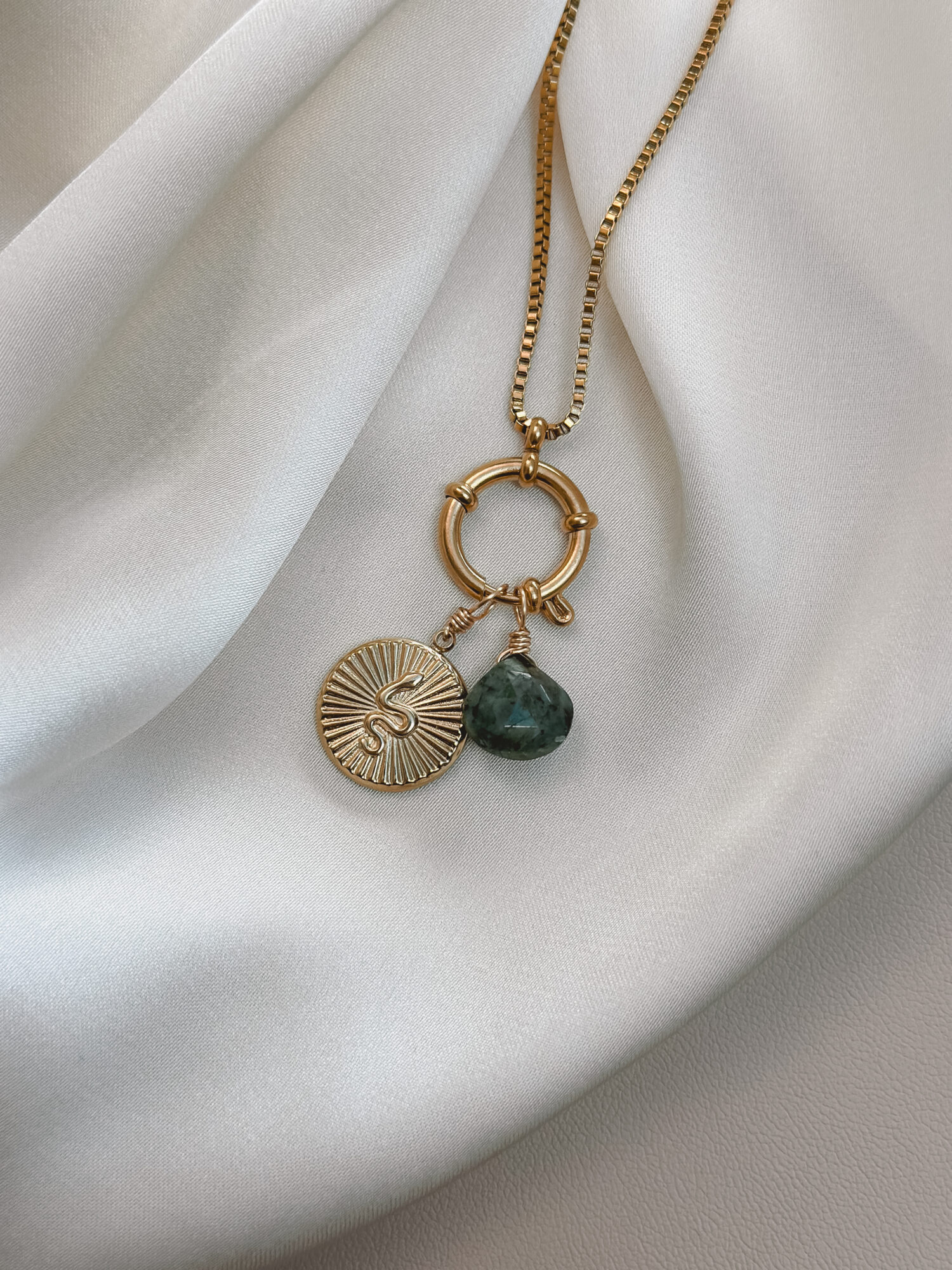 Erwachen 🐍🌞 „Erwachen“ steht für die Kraft des Neubeginns – wenn das Licht der Sonne auf etwas trifft, das lange verborgen war. Die Schlange als uraltes Symbol von Heilung, Transformation und Lebensenergie schlängelt sich hier dem Licht entgegen. Sie erinnert dich daran: In dir schlummert eine Kraft, die darauf wartet, zu erwachen. Der Anhänger begleitet dich auf deinem Weg des inneren Wachstums. Vielleicht spürst du, dass sich etwas in dir verändert – leise, aber kraftvoll. Ein Zyklus geht zu Ende, und du darfst dich neu ausrichten. Mit jedem Tag wächst dein Bewusstsein, deine Klarheit, dein Mut, dein Licht. ✨ Bedeutung von Erwachen: Transformation: Die Schlange steht für Wandel und Erneuerung Lebensenergie: Du verbindest dich mit deiner inneren Kraft Bewusstsein: Neues darf entstehen – aus deinem Innersten heraus Heilung: Du streifst ab, was nicht mehr zu dir gehört Sonnenkraft: Das Licht erinnert dich an deinen Weg 🕊️ Affirmation: „Ich erwache in meine Kraft – hell, lebendig und voller Vertrauen.“ Details zum Schmuck Material: PVD-Vakuumbeschichtung 304 Edelstahl 14K Echtgold plattiert Größe: 18mm x 16mm und mit einer stabilen Öse aus vergoldetem Kupferdraht versehen. Der Anhänger passt zu deiner YOUR.line Kette Ein kleiner Begleiter mit großer Bedeutung – minimalistisch, zeitlos und voller Kraft. 🤍 Lieferumfang: nur Anhänger