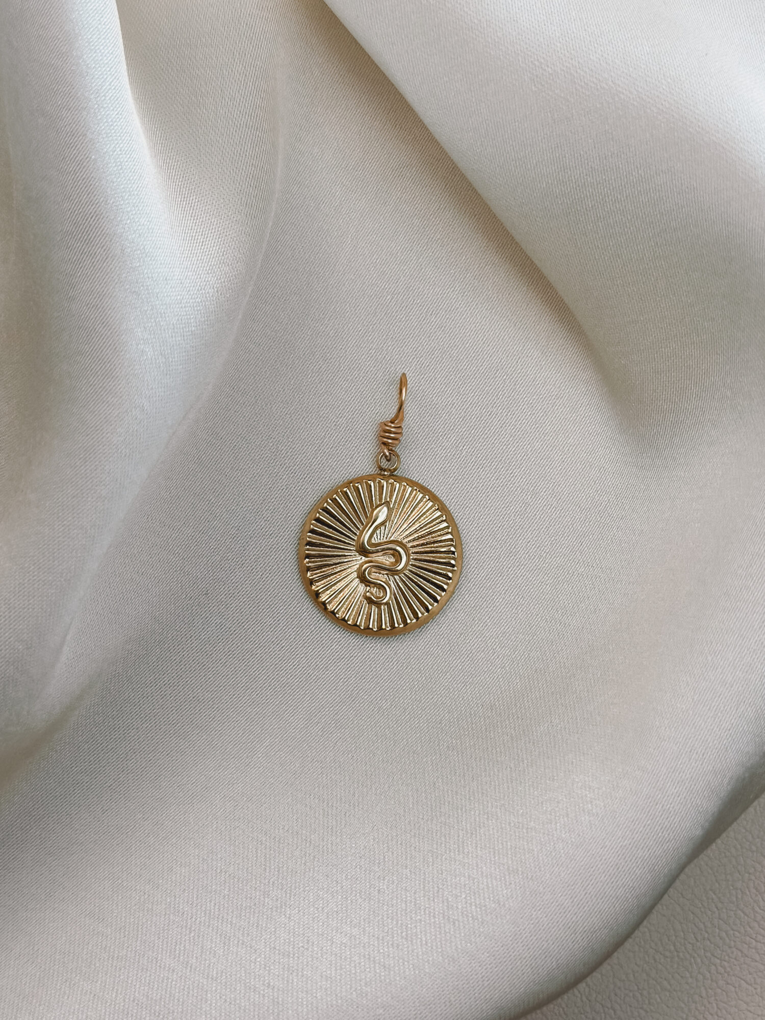 Erwachen 🐍🌞 „Erwachen“ steht für die Kraft des Neubeginns – wenn das Licht der Sonne auf etwas trifft, das lange verborgen war. Die Schlange als uraltes Symbol von Heilung, Transformation und Lebensenergie schlängelt sich hier dem Licht entgegen. Sie erinnert dich daran: In dir schlummert eine Kraft, die darauf wartet, zu erwachen. Der Anhänger begleitet dich auf deinem Weg des inneren Wachstums. Vielleicht spürst du, dass sich etwas in dir verändert – leise, aber kraftvoll. Ein Zyklus geht zu Ende, und du darfst dich neu ausrichten. Mit jedem Tag wächst dein Bewusstsein, deine Klarheit, dein Mut, dein Licht. ✨ Bedeutung von Erwachen: Transformation: Die Schlange steht für Wandel und Erneuerung Lebensenergie: Du verbindest dich mit deiner inneren Kraft Bewusstsein: Neues darf entstehen – aus deinem Innersten heraus Heilung: Du streifst ab, was nicht mehr zu dir gehört Sonnenkraft: Das Licht erinnert dich an deinen Weg 🕊️ Affirmation: „Ich erwache in meine Kraft – hell, lebendig und voller Vertrauen.“ Details zum Schmuck Material: PVD-Vakuumbeschichtung 304 Edelstahl 14K Echtgold plattiert Größe: 18mm x 16mm und mit einer stabilen Öse aus vergoldetem Kupferdraht versehen. Der Anhänger passt zu deiner YOUR.line Kette Ein kleiner Begleiter mit großer Bedeutung – minimalistisch, zeitlos und voller Kraft. 🤍 Lieferumfang: nur Anhänger