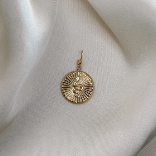 Erwachen 🐍🌞 „Erwachen“ steht für die Kraft des Neubeginns – wenn das Licht der Sonne auf etwas trifft, das lange verborgen war. Die Schlange als uraltes Symbol von Heilung, Transformation und Lebensenergie schlängelt sich hier dem Licht entgegen. Sie erinnert dich daran: In dir schlummert eine Kraft, die darauf wartet, zu erwachen. Der Anhänger begleitet dich auf deinem Weg des inneren Wachstums. Vielleicht spürst du, dass sich etwas in dir verändert – leise, aber kraftvoll. Ein Zyklus geht zu Ende, und du darfst dich neu ausrichten. Mit jedem Tag wächst dein Bewusstsein, deine Klarheit, dein Mut, dein Licht. ✨ Bedeutung von Erwachen: Transformation: Die Schlange steht für Wandel und Erneuerung Lebensenergie: Du verbindest dich mit deiner inneren Kraft Bewusstsein: Neues darf entstehen – aus deinem Innersten heraus Heilung: Du streifst ab, was nicht mehr zu dir gehört Sonnenkraft: Das Licht erinnert dich an deinen Weg 🕊️ Affirmation: „Ich erwache in meine Kraft – hell, lebendig und voller Vertrauen.“ Details zum Schmuck Material: PVD-Vakuumbeschichtung 304 Edelstahl 14K Echtgold plattiert Größe: 18mm x 16mm und mit einer stabilen Öse aus vergoldetem Kupferdraht versehen. Der Anhänger passt zu deiner YOUR.line Kette Ein kleiner Begleiter mit großer Bedeutung – minimalistisch, zeitlos und voller Kraft. 🤍 Lieferumfang: nur Anhänger