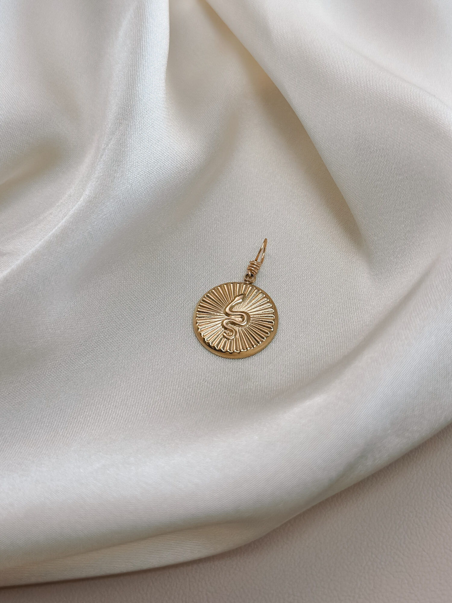 Erwachen 🐍🌞 „Erwachen“ steht für die Kraft des Neubeginns – wenn das Licht der Sonne auf etwas trifft, das lange verborgen war. Die Schlange als uraltes Symbol von Heilung, Transformation und Lebensenergie schlängelt sich hier dem Licht entgegen. Sie erinnert dich daran: In dir schlummert eine Kraft, die darauf wartet, zu erwachen. Der Anhänger begleitet dich auf deinem Weg des inneren Wachstums. Vielleicht spürst du, dass sich etwas in dir verändert – leise, aber kraftvoll. Ein Zyklus geht zu Ende, und du darfst dich neu ausrichten. Mit jedem Tag wächst dein Bewusstsein, deine Klarheit, dein Mut, dein Licht. ✨ Bedeutung von Erwachen: Transformation: Die Schlange steht für Wandel und Erneuerung Lebensenergie: Du verbindest dich mit deiner inneren Kraft Bewusstsein: Neues darf entstehen – aus deinem Innersten heraus Heilung: Du streifst ab, was nicht mehr zu dir gehört Sonnenkraft: Das Licht erinnert dich an deinen Weg 🕊️ Affirmation: „Ich erwache in meine Kraft – hell, lebendig und voller Vertrauen.“ Details zum Schmuck Material: PVD-Vakuumbeschichtung 304 Edelstahl 14K Echtgold plattiert Größe: 18mm x 16mm und mit einer stabilen Öse aus vergoldetem Kupferdraht versehen. Der Anhänger passt zu deiner YOUR.line Kette Ein kleiner Begleiter mit großer Bedeutung – minimalistisch, zeitlos und voller Kraft. 🤍 Lieferumfang: nur Anhänger