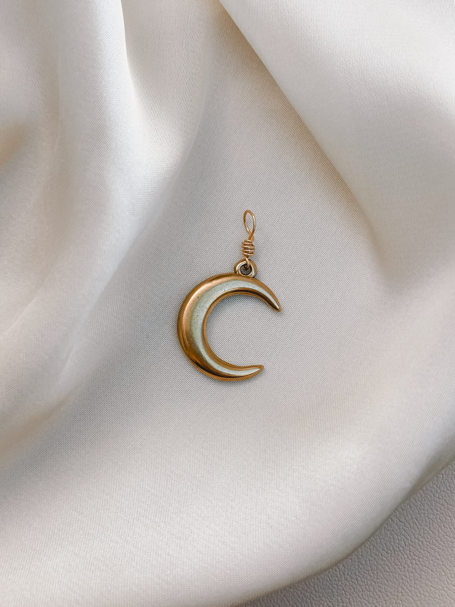 Mond 🌙 Der Mond ist ein Symbol für Intuition, Wandel und das Weibliche. Er begleitet dich durch alle Phasen des Lebens – mal sichtbar, mal verborgen – und erinnert dich daran, dass du in jedem Moment vollständig bist, ganz gleich, in welcher Phase du dich gerade befindest. Seine stille Kraft liegt im Loslassen, Empfangen und inneren Spüren. Der Mond stärkt deine Verbindung zu dir selbst – zu deiner inneren Weisheit, deinen Gefühlen und Zyklen. Er lädt dich ein, auf dein Bauchgefühl zu hören und dich von deinem inneren Licht führen zu lassen – auch wenn der Weg im Außen noch nicht sichtbar ist. ✨ Wirkung & Symbolik im Überblick: Intuition: Verbindung zu deiner inneren Stimme Wandel: Vertrauen in deine Entwicklung und in zyklische Prozesse Loslassen: Raum schaffen für Neues Weiblichkeit: sanfte, empfangende Energie Innere Führung: dein Licht leuchtet – auch in dunklen Phasen 🕊️ Affirmation: „Ich bin im Einklang mit mir und vertraue meinem inneren Licht.“