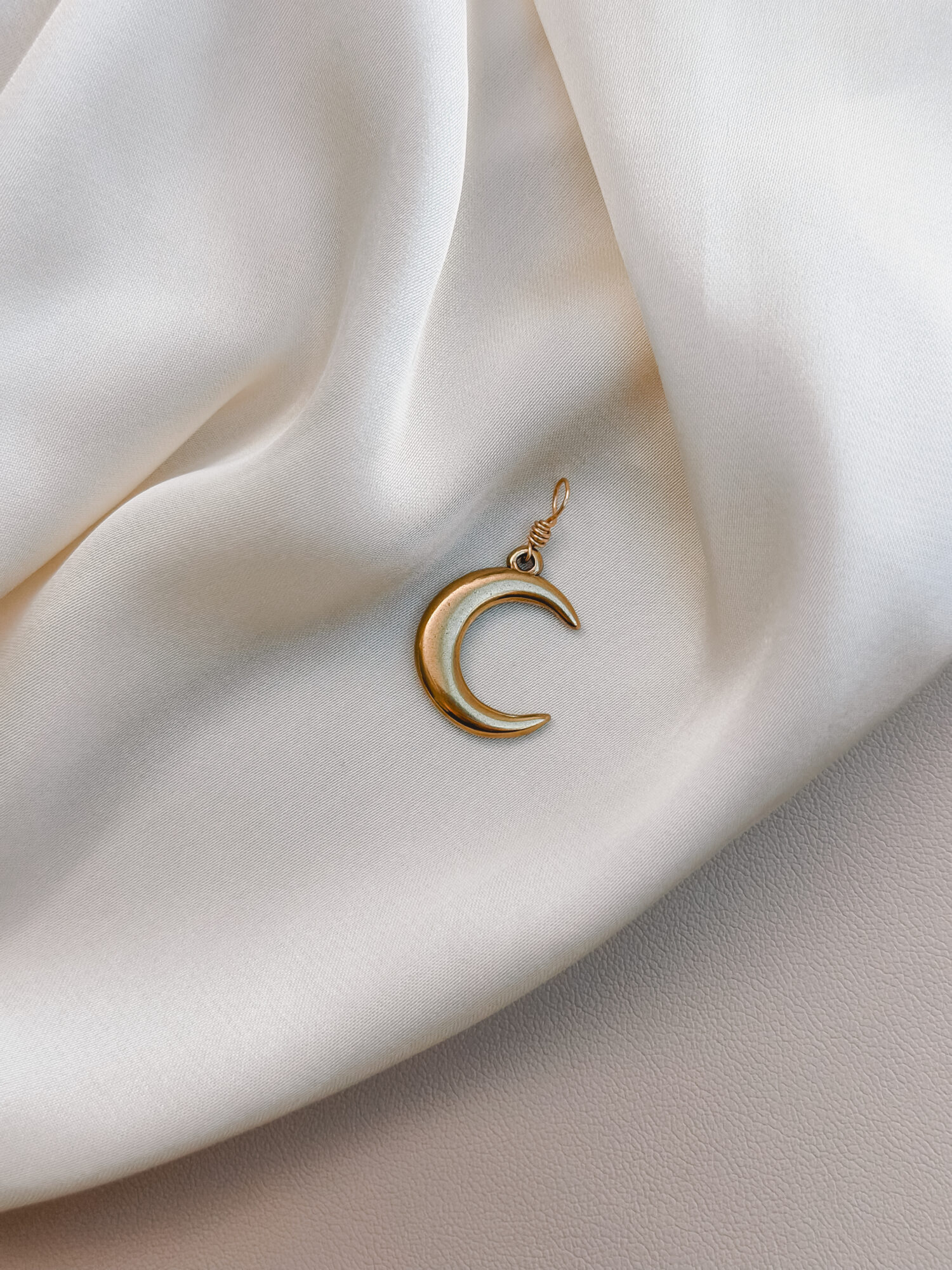 Mond 🌙 Der Mond ist ein Symbol für Intuition, Wandel und das Weibliche. Er begleitet dich durch alle Phasen des Lebens – mal sichtbar, mal verborgen – und erinnert dich daran, dass du in jedem Moment vollständig bist, ganz gleich, in welcher Phase du dich gerade befindest. Seine stille Kraft liegt im Loslassen, Empfangen und inneren Spüren. Der Mond stärkt deine Verbindung zu dir selbst – zu deiner inneren Weisheit, deinen Gefühlen und Zyklen. Er lädt dich ein, auf dein Bauchgefühl zu hören und dich von deinem inneren Licht führen zu lassen – auch wenn der Weg im Außen noch nicht sichtbar ist. ✨ Wirkung & Symbolik im Überblick: Intuition: Verbindung zu deiner inneren Stimme Wandel: Vertrauen in deine Entwicklung und in zyklische Prozesse Loslassen: Raum schaffen für Neues Weiblichkeit: sanfte, empfangende Energie Innere Führung: dein Licht leuchtet – auch in dunklen Phasen 🕊️ Affirmation: „Ich bin im Einklang mit mir und vertraue meinem inneren Licht.“