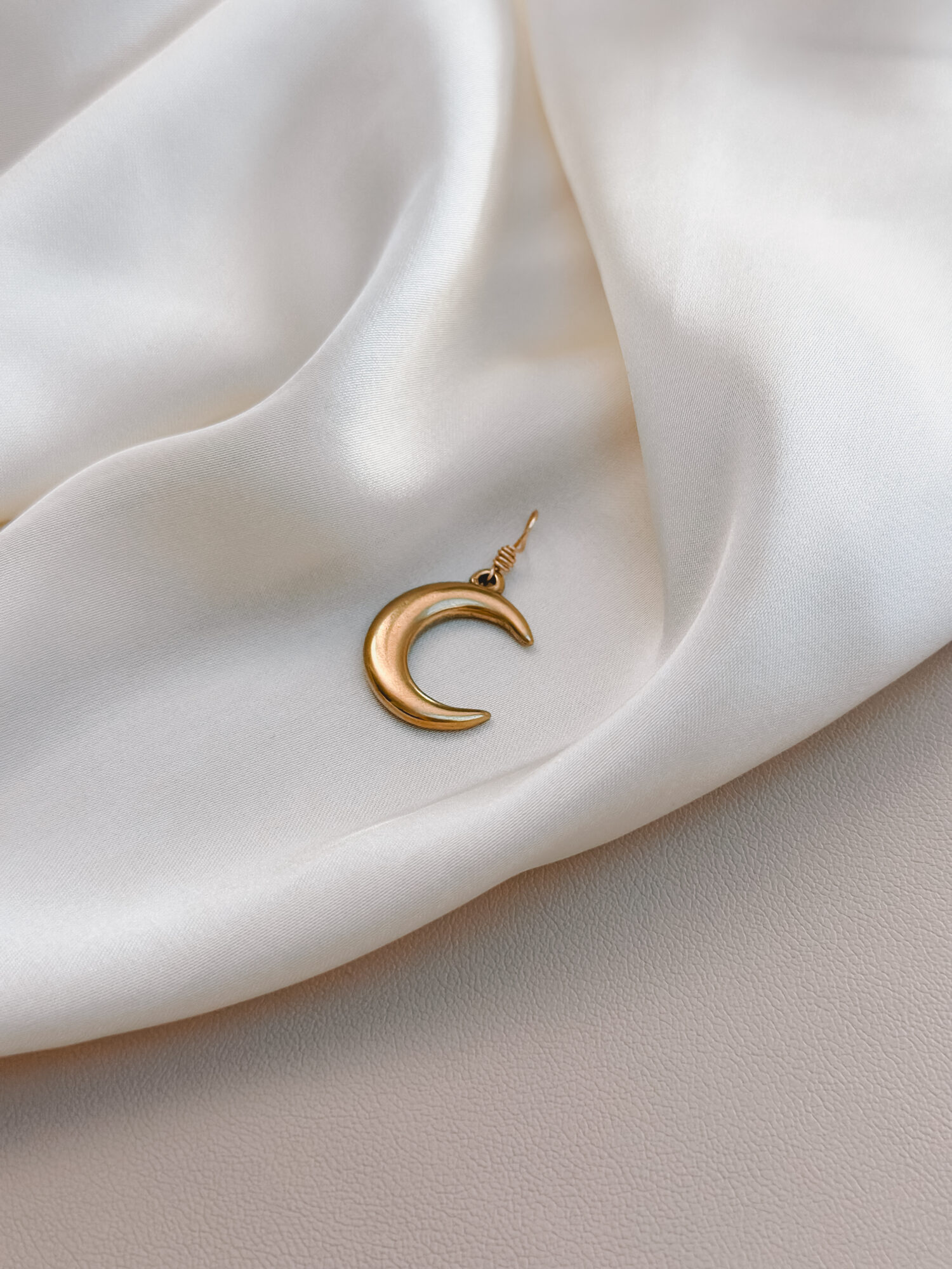 Mond 🌙 Der Mond ist ein Symbol für Intuition, Wandel und das Weibliche. Er begleitet dich durch alle Phasen des Lebens – mal sichtbar, mal verborgen – und erinnert dich daran, dass du in jedem Moment vollständig bist, ganz gleich, in welcher Phase du dich gerade befindest. Seine stille Kraft liegt im Loslassen, Empfangen und inneren Spüren. Der Mond stärkt deine Verbindung zu dir selbst – zu deiner inneren Weisheit, deinen Gefühlen und Zyklen. Er lädt dich ein, auf dein Bauchgefühl zu hören und dich von deinem inneren Licht führen zu lassen – auch wenn der Weg im Außen noch nicht sichtbar ist. ✨ Wirkung & Symbolik im Überblick: Intuition: Verbindung zu deiner inneren Stimme Wandel: Vertrauen in deine Entwicklung und in zyklische Prozesse Loslassen: Raum schaffen für Neues Weiblichkeit: sanfte, empfangende Energie Innere Führung: dein Licht leuchtet – auch in dunklen Phasen 🕊️ Affirmation: „Ich bin im Einklang mit mir und vertraue meinem inneren Licht.“