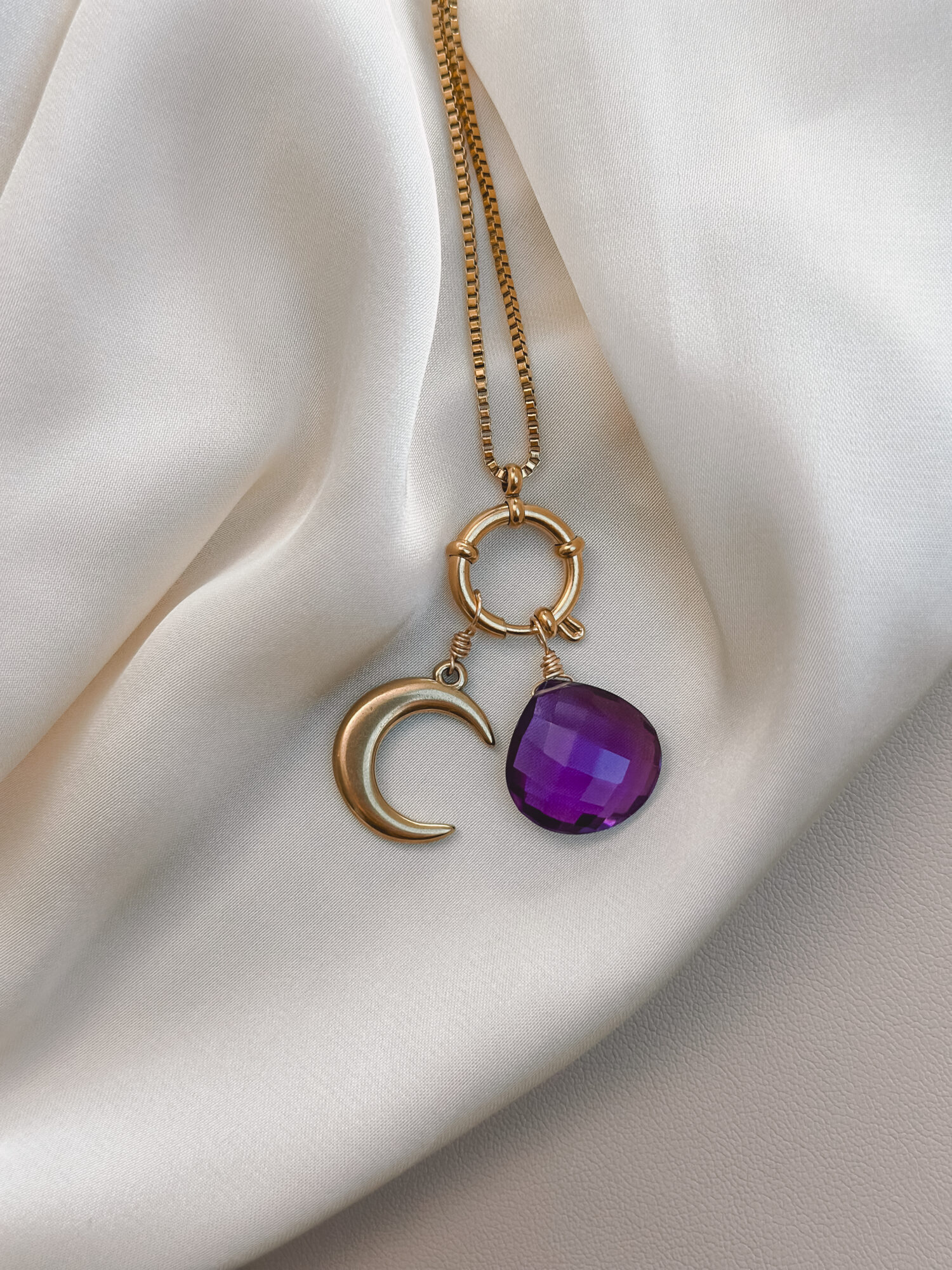 Mond 🌙 Der Mond ist ein Symbol für Intuition, Wandel und das Weibliche. Er begleitet dich durch alle Phasen des Lebens – mal sichtbar, mal verborgen – und erinnert dich daran, dass du in jedem Moment vollständig bist, ganz gleich, in welcher Phase du dich gerade befindest. Seine stille Kraft liegt im Loslassen, Empfangen und inneren Spüren. Der Mond stärkt deine Verbindung zu dir selbst – zu deiner inneren Weisheit, deinen Gefühlen und Zyklen. Er lädt dich ein, auf dein Bauchgefühl zu hören und dich von deinem inneren Licht führen zu lassen – auch wenn der Weg im Außen noch nicht sichtbar ist. ✨ Wirkung & Symbolik im Überblick: Intuition: Verbindung zu deiner inneren Stimme Wandel: Vertrauen in deine Entwicklung und in zyklische Prozesse Loslassen: Raum schaffen für Neues Weiblichkeit: sanfte, empfangende Energie Innere Führung: dein Licht leuchtet – auch in dunklen Phasen 🕊️ Affirmation: „Ich bin im Einklang mit mir und vertraue meinem inneren Licht.“