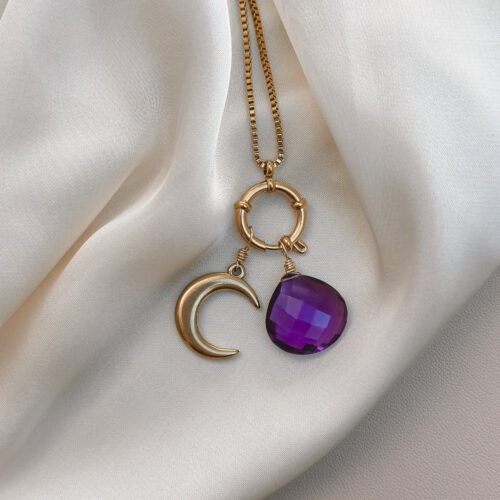 Mond 🌙 Der Mond ist ein Symbol für Intuition, Wandel und das Weibliche. Er begleitet dich durch alle Phasen des Lebens – mal sichtbar, mal verborgen – und erinnert dich daran, dass du in jedem Moment vollständig bist, ganz gleich, in welcher Phase du dich gerade befindest. Seine stille Kraft liegt im Loslassen, Empfangen und inneren Spüren. Der Mond stärkt deine Verbindung zu dir selbst – zu deiner inneren Weisheit, deinen Gefühlen und Zyklen. Er lädt dich ein, auf dein Bauchgefühl zu hören und dich von deinem inneren Licht führen zu lassen – auch wenn der Weg im Außen noch nicht sichtbar ist. ✨ Wirkung & Symbolik im Überblick: Intuition: Verbindung zu deiner inneren Stimme Wandel: Vertrauen in deine Entwicklung und in zyklische Prozesse Loslassen: Raum schaffen für Neues Weiblichkeit: sanfte, empfangende Energie Innere Führung: dein Licht leuchtet – auch in dunklen Phasen 🕊️ Affirmation: „Ich bin im Einklang mit mir und vertraue meinem inneren Licht.“