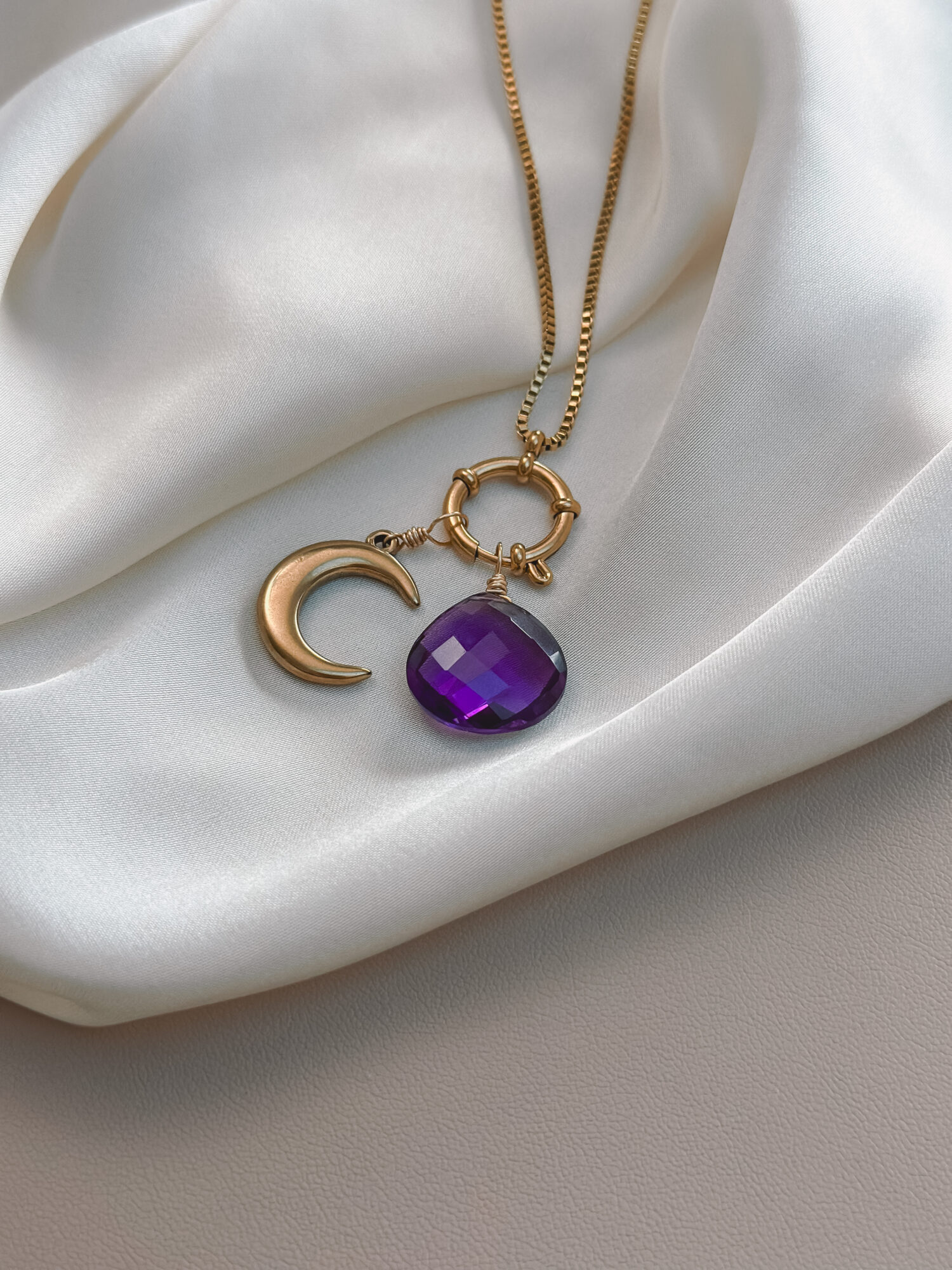 Mond 🌙 Der Mond ist ein Symbol für Intuition, Wandel und das Weibliche. Er begleitet dich durch alle Phasen des Lebens – mal sichtbar, mal verborgen – und erinnert dich daran, dass du in jedem Moment vollständig bist, ganz gleich, in welcher Phase du dich gerade befindest. Seine stille Kraft liegt im Loslassen, Empfangen und inneren Spüren. Der Mond stärkt deine Verbindung zu dir selbst – zu deiner inneren Weisheit, deinen Gefühlen und Zyklen. Er lädt dich ein, auf dein Bauchgefühl zu hören und dich von deinem inneren Licht führen zu lassen – auch wenn der Weg im Außen noch nicht sichtbar ist. ✨ Wirkung & Symbolik im Überblick: Intuition: Verbindung zu deiner inneren Stimme Wandel: Vertrauen in deine Entwicklung und in zyklische Prozesse Loslassen: Raum schaffen für Neues Weiblichkeit: sanfte, empfangende Energie Innere Führung: dein Licht leuchtet – auch in dunklen Phasen 🕊️ Affirmation: „Ich bin im Einklang mit mir und vertraue meinem inneren Licht.“