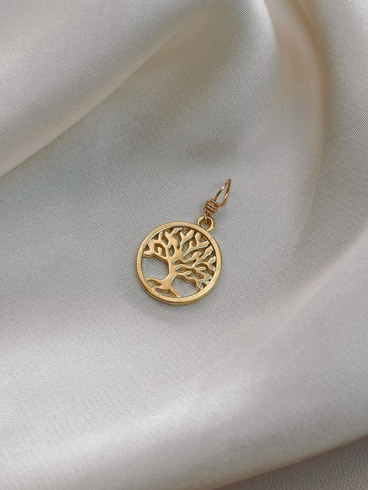 Lebensbaum 🌳 Der Lebensbaum steht für Wachstum, Kraft und die Verbindung zwischen Himmel und Erde. Seine Wurzeln reichen tief in die Erde, während seine Äste sich weit zum Himmel strecken – ein Symbol für innere Stärke, Verbundenheit und ständigen Wandel. Dieser Anhänger begleitet dich, wenn du dich rückverbinden willst – mit deiner Herkunft, deiner Kraft und deinem natürlichen Rhythmus. Er erinnert dich daran, dass du verwurzelt bist, auch wenn sich vieles um dich herum verändert. Du darfst wachsen, dich wandeln – und gleichzeitig ganz bei dir bleiben. ✨ Bedeutung von Lebensbaum: Wurzeln & Erdung: Du bist gehalten, egal wie stürmisch es wird Wachstum: Jeder Tag schenkt dir neue Möglichkeiten Kreislauf des Lebens: Veränderung gehört dazu – alles hat seinen Sinn Verbindung: Du bist Teil von etwas Größerem Lebenskraft: Deine Energie wächst mit deiner inneren Ausrichtung 🕊️ Affirmation: „Ich bin verwurzelt, lebendig und bereit zu wachsen.“ Details zum Schmuck Material: Messing 14K Echtgold plattiert  Größe: 25mm x 15mm und mit einer stabilen Öse aus vergoldetem Kupferdraht versehen. Der Anhänger passt zu deiner YOUR.line Kette Ein kleiner Begleiter mit großer Bedeutung – minimalistisch, zeitlos und voller Kraft. 🤍 Lieferumfang: nur Anhänger