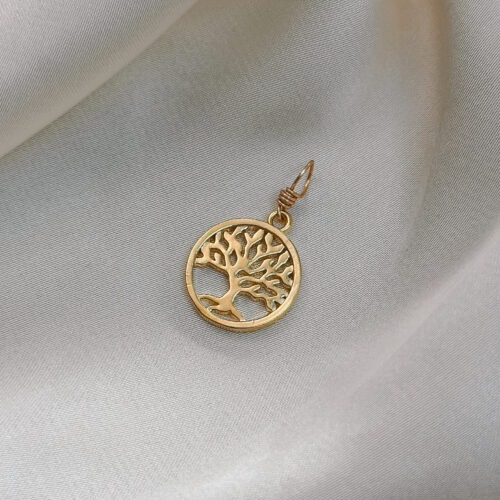 Lebensbaum 🌳 Der Lebensbaum steht für Wachstum, Kraft und die Verbindung zwischen Himmel und Erde. Seine Wurzeln reichen tief in die Erde, während seine Äste sich weit zum Himmel strecken – ein Symbol für innere Stärke, Verbundenheit und ständigen Wandel. Dieser Anhänger begleitet dich, wenn du dich rückverbinden willst – mit deiner Herkunft, deiner Kraft und deinem natürlichen Rhythmus. Er erinnert dich daran, dass du verwurzelt bist, auch wenn sich vieles um dich herum verändert. Du darfst wachsen, dich wandeln – und gleichzeitig ganz bei dir bleiben. ✨ Bedeutung von Lebensbaum: Wurzeln & Erdung: Du bist gehalten, egal wie stürmisch es wird Wachstum: Jeder Tag schenkt dir neue Möglichkeiten Kreislauf des Lebens: Veränderung gehört dazu – alles hat seinen Sinn Verbindung: Du bist Teil von etwas Größerem Lebenskraft: Deine Energie wächst mit deiner inneren Ausrichtung 🕊️ Affirmation: „Ich bin verwurzelt, lebendig und bereit zu wachsen.“ Details zum Schmuck Material: Messing 14K Echtgold plattiert  Größe: 25mm x 15mm und mit einer stabilen Öse aus vergoldetem Kupferdraht versehen. Der Anhänger passt zu deiner YOUR.line Kette Ein kleiner Begleiter mit großer Bedeutung – minimalistisch, zeitlos und voller Kraft. 🤍 Lieferumfang: nur Anhänger