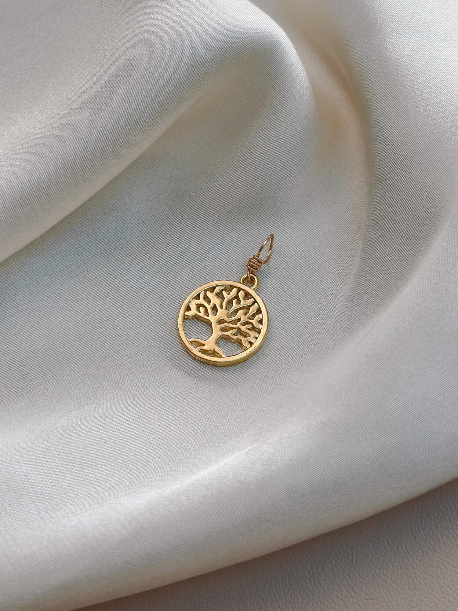 Lebensbaum 🌳 Der Lebensbaum steht für Wachstum, Kraft und die Verbindung zwischen Himmel und Erde. Seine Wurzeln reichen tief in die Erde, während seine Äste sich weit zum Himmel strecken – ein Symbol für innere Stärke, Verbundenheit und ständigen Wandel. Dieser Anhänger begleitet dich, wenn du dich rückverbinden willst – mit deiner Herkunft, deiner Kraft und deinem natürlichen Rhythmus. Er erinnert dich daran, dass du verwurzelt bist, auch wenn sich vieles um dich herum verändert. Du darfst wachsen, dich wandeln – und gleichzeitig ganz bei dir bleiben. ✨ Bedeutung von Lebensbaum: Wurzeln & Erdung: Du bist gehalten, egal wie stürmisch es wird Wachstum: Jeder Tag schenkt dir neue Möglichkeiten Kreislauf des Lebens: Veränderung gehört dazu – alles hat seinen Sinn Verbindung: Du bist Teil von etwas Größerem Lebenskraft: Deine Energie wächst mit deiner inneren Ausrichtung 🕊️ Affirmation: „Ich bin verwurzelt, lebendig und bereit zu wachsen.“ Details zum Schmuck Material: Messing 14K Echtgold plattiert  Größe: 25mm x 15mm und mit einer stabilen Öse aus vergoldetem Kupferdraht versehen. Der Anhänger passt zu deiner YOUR.line Kette Ein kleiner Begleiter mit großer Bedeutung – minimalistisch, zeitlos und voller Kraft. 🤍 Lieferumfang: nur Anhänger