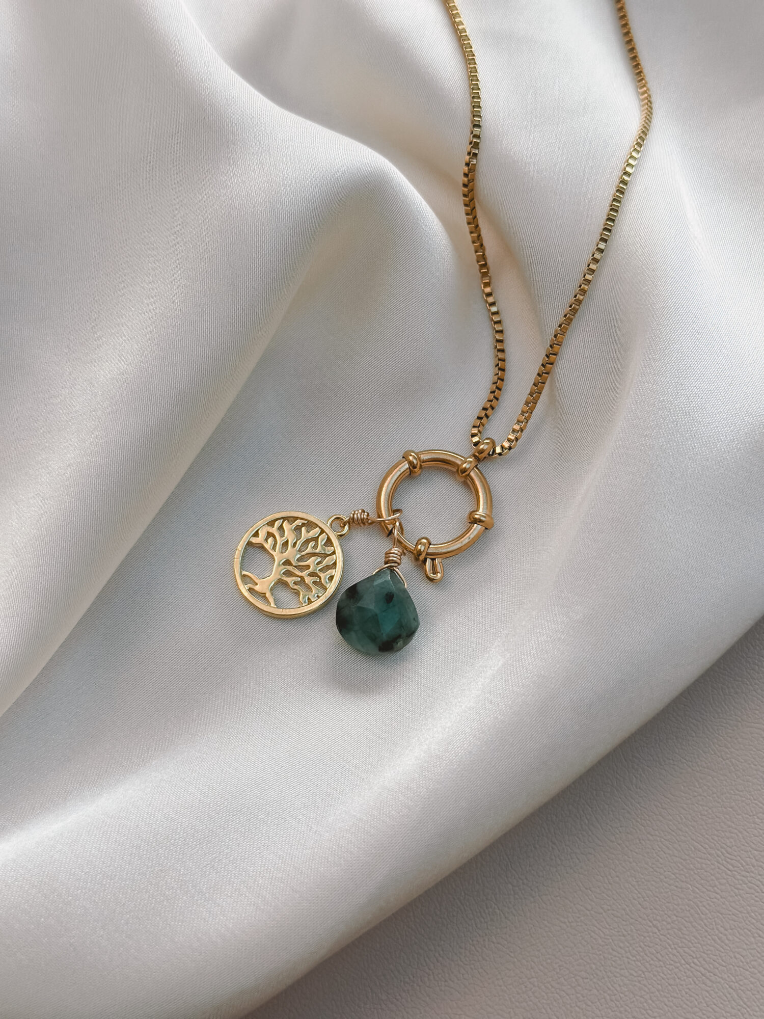 Lebensbaum 🌳 Der Lebensbaum steht für Wachstum, Kraft und die Verbindung zwischen Himmel und Erde. Seine Wurzeln reichen tief in die Erde, während seine Äste sich weit zum Himmel strecken – ein Symbol für innere Stärke, Verbundenheit und ständigen Wandel. Dieser Anhänger begleitet dich, wenn du dich rückverbinden willst – mit deiner Herkunft, deiner Kraft und deinem natürlichen Rhythmus. Er erinnert dich daran, dass du verwurzelt bist, auch wenn sich vieles um dich herum verändert. Du darfst wachsen, dich wandeln – und gleichzeitig ganz bei dir bleiben. ✨ Bedeutung von Lebensbaum: Wurzeln & Erdung: Du bist gehalten, egal wie stürmisch es wird Wachstum: Jeder Tag schenkt dir neue Möglichkeiten Kreislauf des Lebens: Veränderung gehört dazu – alles hat seinen Sinn Verbindung: Du bist Teil von etwas Größerem Lebenskraft: Deine Energie wächst mit deiner inneren Ausrichtung 🕊️ Affirmation: „Ich bin verwurzelt, lebendig und bereit zu wachsen.“ Details zum Schmuck Material: Messing 14K Echtgold plattiert  Größe: 25mm x 15mm und mit einer stabilen Öse aus vergoldetem Kupferdraht versehen. Der Anhänger passt zu deiner YOUR.line Kette Ein kleiner Begleiter mit großer Bedeutung – minimalistisch, zeitlos und voller Kraft. 🤍 Lieferumfang: nur Anhänger