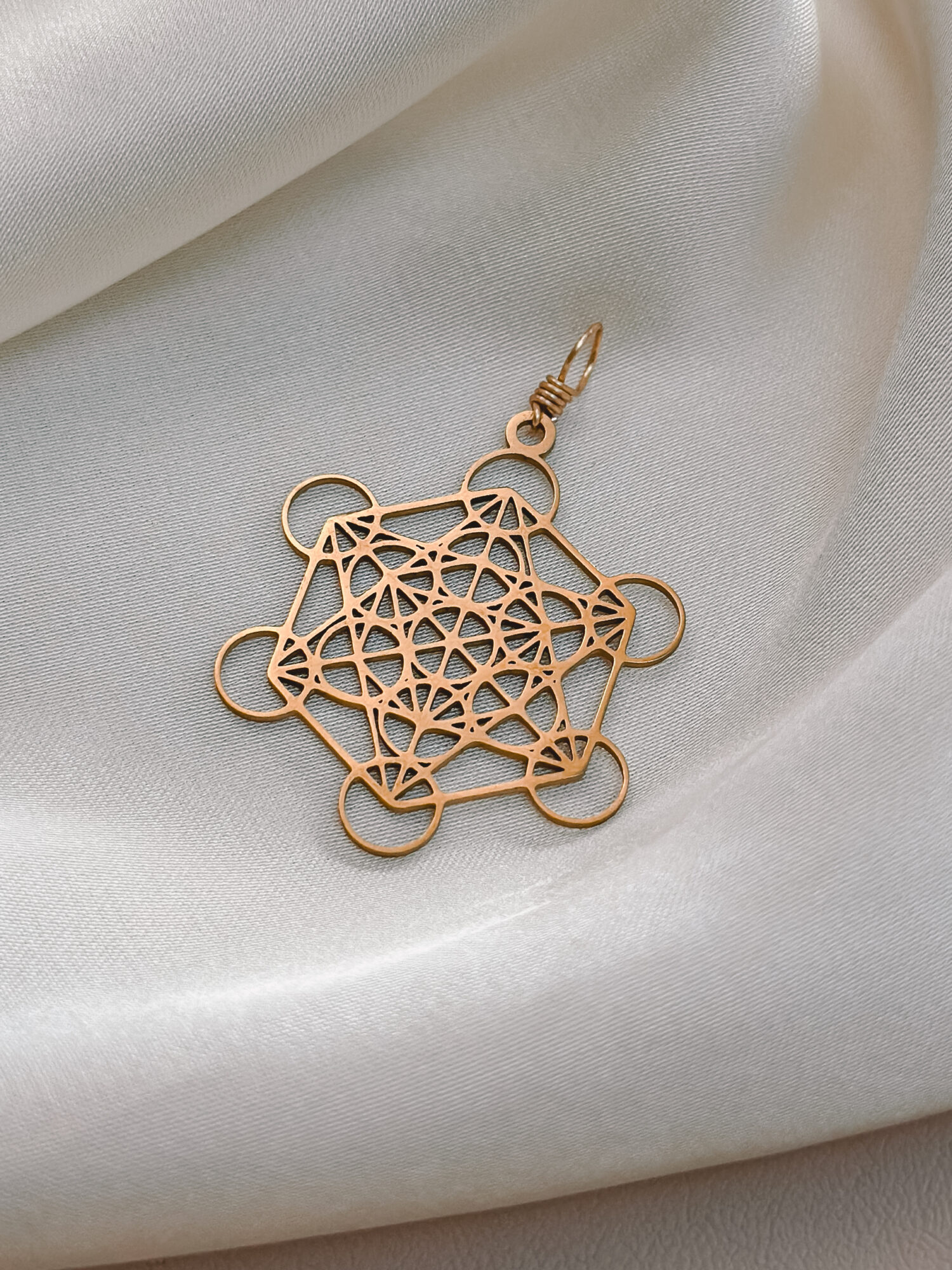 Metatrons Würfel 🌀✨ Metatrons Würfel ist ein uraltes Symbol der heiligen Geometrie – kraftvoll, klar und voller Magie. Er steht für die Ordnung des Universums, das Zusammenspiel aller Elemente und die feine Balance zwischen Licht und Materie. In seinen Linien liegt Struktur, in seinem Zentrum eine stille Kraft. Wenn du ihn trägst, erinnert er dich daran, dass alles miteinander verbunden ist – dass auch du Teil eines größeren Ganzen bist. Metatrons Würfel bringt dich in deine Mitte, schützt deine Energie und schenkt dir Klarheit, wenn du dich verloren fühlst. Ein Symbol für Transformation, Ausrichtung und die Kraft, deinen eigenen Raum zu halten. ⸻ ✨ Bedeutung von Metatrons Würfel: • Schutzfeld: Hüllt deine Energie in ein harmonisches Lichtgitter • Ordnung & Klarheit: Hilft, das Chaos zu ordnen – innen wie außen • Transformation: Unterstützt bei Veränderung und innerem Wachstum • Verbundenheit: Erinnert an das große Ganze und deine Rolle darin • Heilige Geometrie: Bringt Harmonie auf energetischer Ebene ⸻ 🕊️ Affirmation: „Ich bin verbunden, beschützt und in meiner Mitte.“