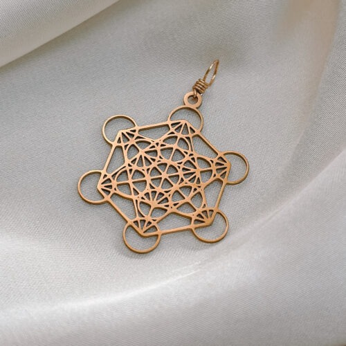 Metatrons Würfel 🌀✨ Metatrons Würfel ist ein uraltes Symbol der heiligen Geometrie – kraftvoll, klar und voller Magie. Er steht für die Ordnung des Universums, das Zusammenspiel aller Elemente und die feine Balance zwischen Licht und Materie. In seinen Linien liegt Struktur, in seinem Zentrum eine stille Kraft. Wenn du ihn trägst, erinnert er dich daran, dass alles miteinander verbunden ist – dass auch du Teil eines größeren Ganzen bist. Metatrons Würfel bringt dich in deine Mitte, schützt deine Energie und schenkt dir Klarheit, wenn du dich verloren fühlst. Ein Symbol für Transformation, Ausrichtung und die Kraft, deinen eigenen Raum zu halten. ⸻ ✨ Bedeutung von Metatrons Würfel: • Schutzfeld: Hüllt deine Energie in ein harmonisches Lichtgitter • Ordnung & Klarheit: Hilft, das Chaos zu ordnen – innen wie außen • Transformation: Unterstützt bei Veränderung und innerem Wachstum • Verbundenheit: Erinnert an das große Ganze und deine Rolle darin • Heilige Geometrie: Bringt Harmonie auf energetischer Ebene ⸻ 🕊️ Affirmation: „Ich bin verbunden, beschützt und in meiner Mitte.“