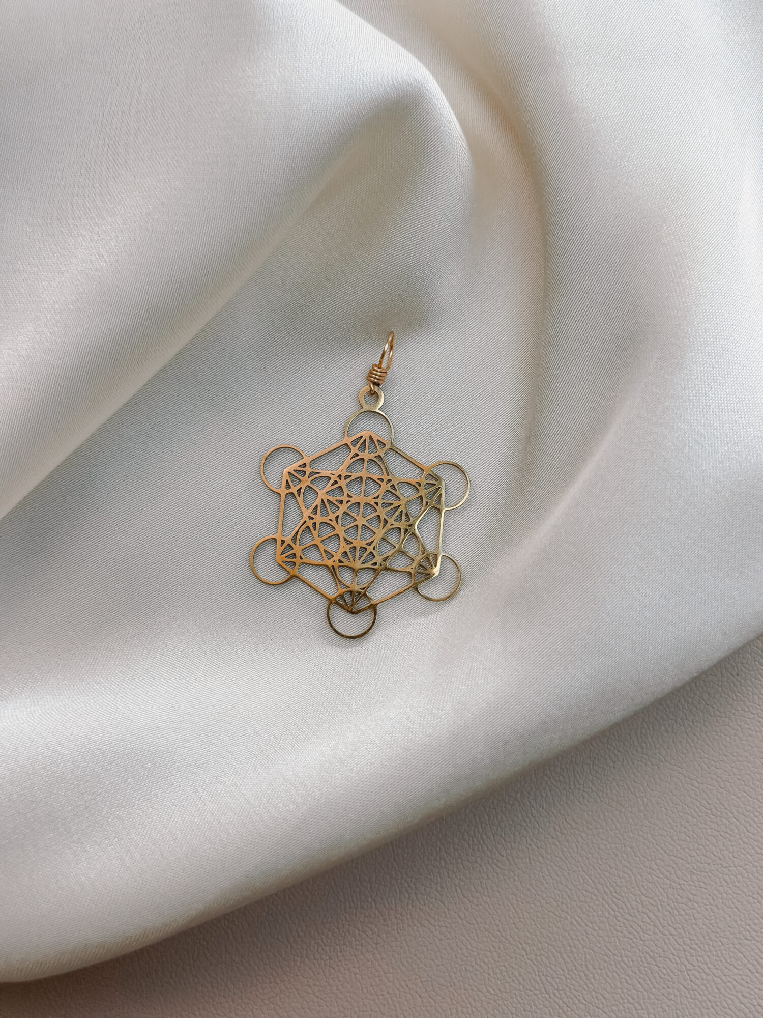 Metatrons Würfel 🌀✨ Metatrons Würfel ist ein uraltes Symbol der heiligen Geometrie – kraftvoll, klar und voller Magie. Er steht für die Ordnung des Universums, das Zusammenspiel aller Elemente und die feine Balance zwischen Licht und Materie. In seinen Linien liegt Struktur, in seinem Zentrum eine stille Kraft. Wenn du ihn trägst, erinnert er dich daran, dass alles miteinander verbunden ist – dass auch du Teil eines größeren Ganzen bist. Metatrons Würfel bringt dich in deine Mitte, schützt deine Energie und schenkt dir Klarheit, wenn du dich verloren fühlst. Ein Symbol für Transformation, Ausrichtung und die Kraft, deinen eigenen Raum zu halten. ⸻ ✨ Bedeutung von Metatrons Würfel: • Schutzfeld: Hüllt deine Energie in ein harmonisches Lichtgitter • Ordnung & Klarheit: Hilft, das Chaos zu ordnen – innen wie außen • Transformation: Unterstützt bei Veränderung und innerem Wachstum • Verbundenheit: Erinnert an das große Ganze und deine Rolle darin • Heilige Geometrie: Bringt Harmonie auf energetischer Ebene ⸻ 🕊️ Affirmation: „Ich bin verbunden, beschützt und in meiner Mitte.“