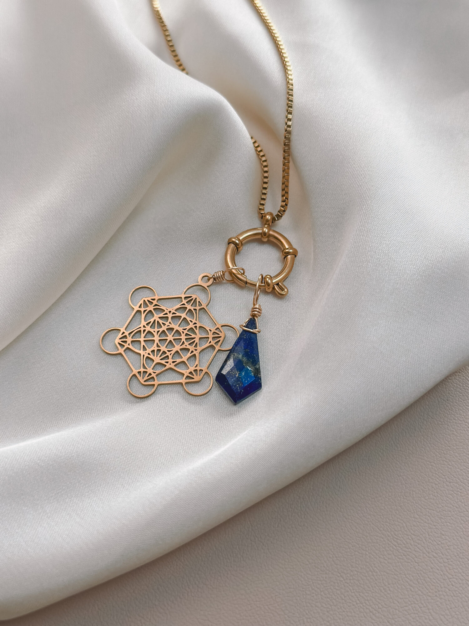 Metatrons Würfel 🌀✨ Metatrons Würfel ist ein uraltes Symbol der heiligen Geometrie – kraftvoll, klar und voller Magie. Er steht für die Ordnung des Universums, das Zusammenspiel aller Elemente und die feine Balance zwischen Licht und Materie. In seinen Linien liegt Struktur, in seinem Zentrum eine stille Kraft. Wenn du ihn trägst, erinnert er dich daran, dass alles miteinander verbunden ist – dass auch du Teil eines größeren Ganzen bist. Metatrons Würfel bringt dich in deine Mitte, schützt deine Energie und schenkt dir Klarheit, wenn du dich verloren fühlst. Ein Symbol für Transformation, Ausrichtung und die Kraft, deinen eigenen Raum zu halten. ⸻ ✨ Bedeutung von Metatrons Würfel: • Schutzfeld: Hüllt deine Energie in ein harmonisches Lichtgitter • Ordnung & Klarheit: Hilft, das Chaos zu ordnen – innen wie außen • Transformation: Unterstützt bei Veränderung und innerem Wachstum • Verbundenheit: Erinnert an das große Ganze und deine Rolle darin • Heilige Geometrie: Bringt Harmonie auf energetischer Ebene ⸻ 🕊️ Affirmation: „Ich bin verbunden, beschützt und in meiner Mitte.“