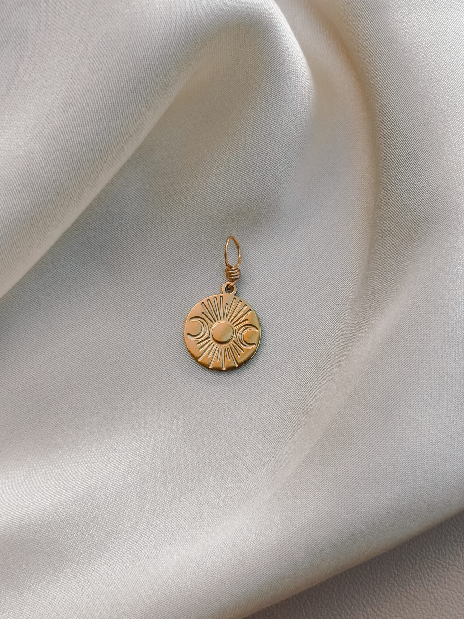 Mondzyklus 🌕🌘 Der Anhänger Mondzyklus erinnert dich an den natürlichen Rhythmus des Lebens. Zunehmender Mond, Vollmond und abnehmender Mond – gemeinsam erzählen sie von Wandel, Rückzug und Neubeginn. Jeder Moment hat seinen Sinn. Jeder Abschnitt seine Kraft. Der Zyklus ist nicht linear – er ist ein Kreislauf, genau wie du. Dieses Symbol steht für weibliche Intuition, Transformation und die Verbindung zu deinem inneren Wissen. Der Charm begleitet dich durch Höhen und Tiefen und erinnert dich daran, im Vertrauen zu bleiben. Du darfst ruhen, wachsen, loslassen, empfangen – immer wieder neu. ✨ Bedeutung von Mondzyklus: Intuition: Der Mond führt dich zurück zu deinem inneren Wissen Weiblichkeit: Symbol für die zyklische Natur der Frau Wandel: Alles verändert sich – du darfst mitfließen Verbindung: Du bist eins mit den Rhythmen der Natur Zyklusbewusstsein: Dein Körper weiß den Weg 🕊️ Affirmation: „Ich ehre meinen natürlichen Rhythmus und folge dem Wandel mit Vertrauen.“ Details zum Schmuck Material: PVD-Vakuumbeschichtung 316L Edelstahl 18K Echtgold plattiert Größe: 21mm x 12mm und mit einer stabilen 18k vergoldeten Kupferdraht Öse versehen Der Anhänger passt zu deiner YOUR.line Kette Ein kleiner Begleiter mit großer Bedeutung – minimalistisch, zeitlos und voller Kraft. 🤍 Lieferumfang: nur Anhänger