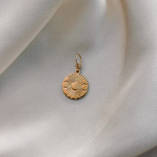 Mondzyklus 🌕🌘 Der Anhänger Mondzyklus erinnert dich an den natürlichen Rhythmus des Lebens. Zunehmender Mond, Vollmond und abnehmender Mond – gemeinsam erzählen sie von Wandel, Rückzug und Neubeginn. Jeder Moment hat seinen Sinn. Jeder Abschnitt seine Kraft. Der Zyklus ist nicht linear – er ist ein Kreislauf, genau wie du. Dieses Symbol steht für weibliche Intuition, Transformation und die Verbindung zu deinem inneren Wissen. Der Charm begleitet dich durch Höhen und Tiefen und erinnert dich daran, im Vertrauen zu bleiben. Du darfst ruhen, wachsen, loslassen, empfangen – immer wieder neu. ✨ Bedeutung von Mondzyklus: Intuition: Der Mond führt dich zurück zu deinem inneren Wissen Weiblichkeit: Symbol für die zyklische Natur der Frau Wandel: Alles verändert sich – du darfst mitfließen Verbindung: Du bist eins mit den Rhythmen der Natur Zyklusbewusstsein: Dein Körper weiß den Weg 🕊️ Affirmation: „Ich ehre meinen natürlichen Rhythmus und folge dem Wandel mit Vertrauen.“ Details zum Schmuck Material: PVD-Vakuumbeschichtung 316L Edelstahl 18K Echtgold plattiert Größe: 21mm x 12mm und mit einer stabilen 18k vergoldeten Kupferdraht Öse versehen Der Anhänger passt zu deiner YOUR.line Kette Ein kleiner Begleiter mit großer Bedeutung – minimalistisch, zeitlos und voller Kraft. 🤍 Lieferumfang: nur Anhänger