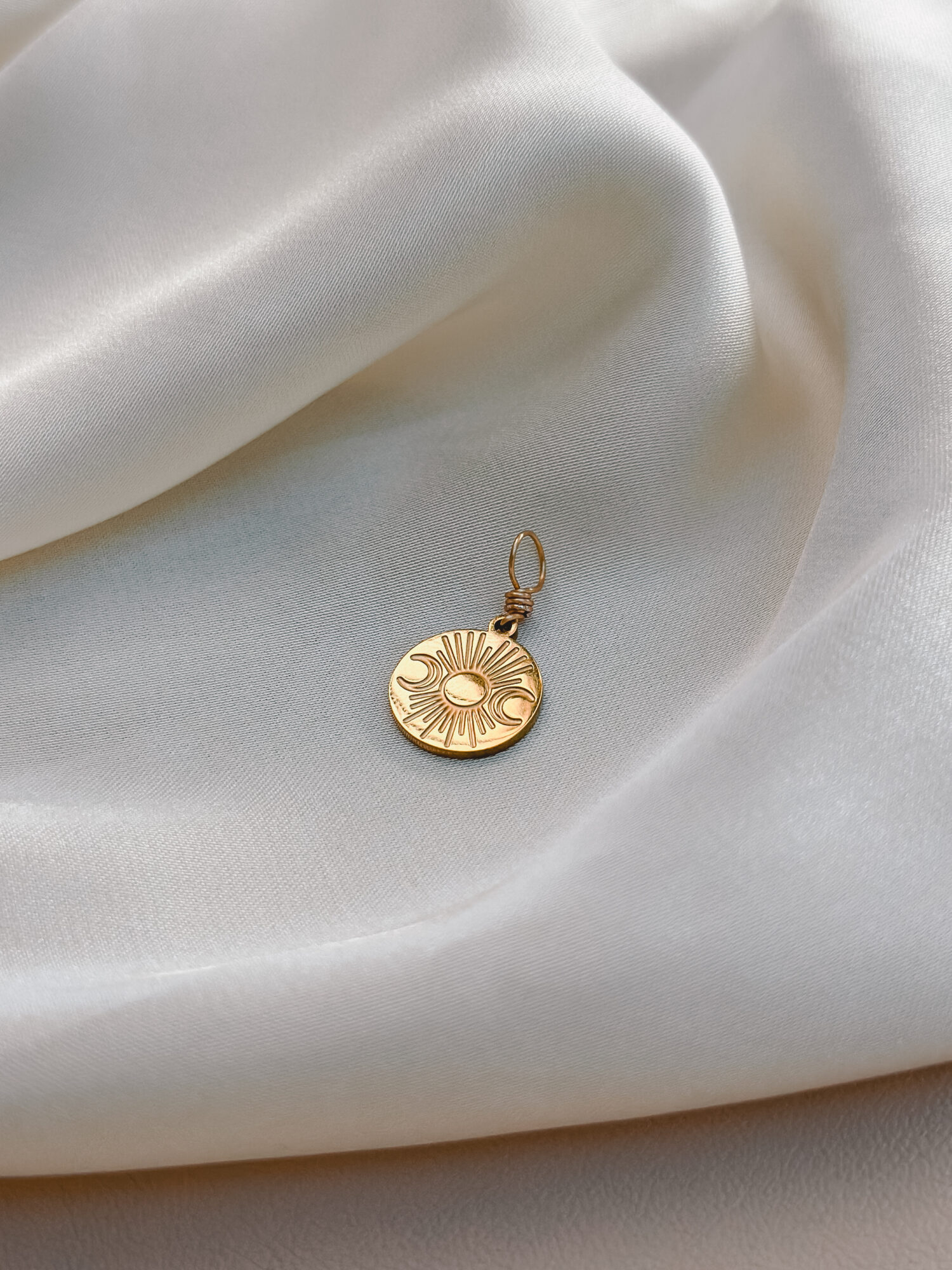 Mondzyklus 🌕🌘 Der Anhänger Mondzyklus erinnert dich an den natürlichen Rhythmus des Lebens. Zunehmender Mond, Vollmond und abnehmender Mond – gemeinsam erzählen sie von Wandel, Rückzug und Neubeginn. Jeder Moment hat seinen Sinn. Jeder Abschnitt seine Kraft. Der Zyklus ist nicht linear – er ist ein Kreislauf, genau wie du. Dieses Symbol steht für weibliche Intuition, Transformation und die Verbindung zu deinem inneren Wissen. Der Charm begleitet dich durch Höhen und Tiefen und erinnert dich daran, im Vertrauen zu bleiben. Du darfst ruhen, wachsen, loslassen, empfangen – immer wieder neu. ✨ Bedeutung von Mondzyklus: Intuition: Der Mond führt dich zurück zu deinem inneren Wissen Weiblichkeit: Symbol für die zyklische Natur der Frau Wandel: Alles verändert sich – du darfst mitfließen Verbindung: Du bist eins mit den Rhythmen der Natur Zyklusbewusstsein: Dein Körper weiß den Weg 🕊️ Affirmation: „Ich ehre meinen natürlichen Rhythmus und folge dem Wandel mit Vertrauen.“ Details zum Schmuck Material: PVD-Vakuumbeschichtung 316L Edelstahl 18K Echtgold plattiert Größe: 21mm x 12mm und mit einer stabilen 18k vergoldeten Kupferdraht Öse versehen Der Anhänger passt zu deiner YOUR.line Kette Ein kleiner Begleiter mit großer Bedeutung – minimalistisch, zeitlos und voller Kraft. 🤍 Lieferumfang: nur Anhänger