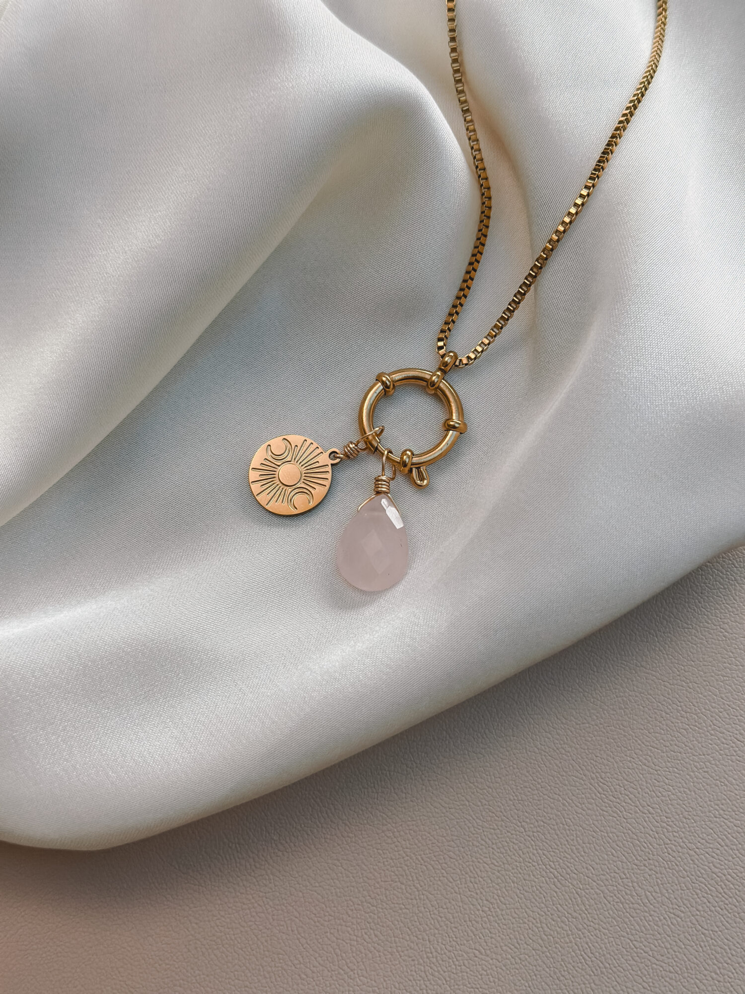 Mondzyklus 🌕🌘 Der Anhänger Mondzyklus erinnert dich an den natürlichen Rhythmus des Lebens. Zunehmender Mond, Vollmond und abnehmender Mond – gemeinsam erzählen sie von Wandel, Rückzug und Neubeginn. Jeder Moment hat seinen Sinn. Jeder Abschnitt seine Kraft. Der Zyklus ist nicht linear – er ist ein Kreislauf, genau wie du. Dieses Symbol steht für weibliche Intuition, Transformation und die Verbindung zu deinem inneren Wissen. Der Charm begleitet dich durch Höhen und Tiefen und erinnert dich daran, im Vertrauen zu bleiben. Du darfst ruhen, wachsen, loslassen, empfangen – immer wieder neu. ✨ Bedeutung von Mondzyklus: Intuition: Der Mond führt dich zurück zu deinem inneren Wissen Weiblichkeit: Symbol für die zyklische Natur der Frau Wandel: Alles verändert sich – du darfst mitfließen Verbindung: Du bist eins mit den Rhythmen der Natur Zyklusbewusstsein: Dein Körper weiß den Weg 🕊️ Affirmation: „Ich ehre meinen natürlichen Rhythmus und folge dem Wandel mit Vertrauen.“ Details zum Schmuck Material: PVD-Vakuumbeschichtung 316L Edelstahl 18K Echtgold plattiert Größe: 21mm x 12mm und mit einer stabilen 18k vergoldeten Kupferdraht Öse versehen Der Anhänger passt zu deiner YOUR.line Kette Ein kleiner Begleiter mit großer Bedeutung – minimalistisch, zeitlos und voller Kraft. 🤍 Lieferumfang: nur Anhänger