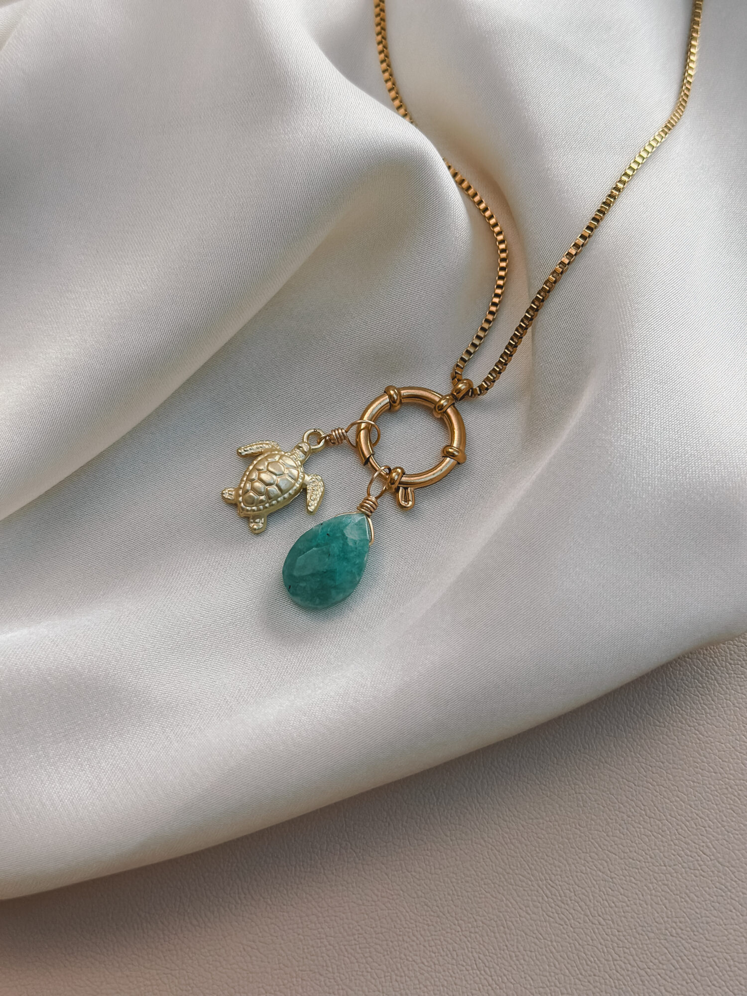 Schutzschild 🛡️ Die Schildkröte als Symbol für Schutz, Ruhe und innere Stärke Langsam, aber stetig – die Schildkröte trägt ihr Zuhause immer bei sich. Sie erinnert dich daran, dass du dich jederzeit zurückziehen darfst, um neue Kraft zu schöpfen. Ihr Panzer schützt nicht nur ihren Körper, sondern steht auch sinnbildlich für deinen persönlichen Raum, deine Grenzen und deine Stabilität. Der Anhänger Schutzschild begleitet dich als ruhiger Talisman auf deinem Weg – er lädt dich ein, dich selbst zu schützen, deinen eigenen Rhythmus zu achten und dich nicht aus der Ruhe bringen zu lassen. ⸻ ✨ Bedeutung von Schutzschild: • Schutz & Geborgenheit: Du darfst dich sicher fühlen – in dir selbst • Grenzen: Du bestimmst, was dir guttut und was nicht • Stabilität: Deine Ruhe ist deine Kraft • Geduld & Ausdauer: Schritt für Schritt – du kommst an • Weisheit: Die Schildkröte gilt in vielen Kulturen als Symbol für tiefes Wissen und Erdverbundenheit ⸻ 🕊️ Affirmation: „Ich bin geschützt, getragen und fest in mir verwurzelt.“