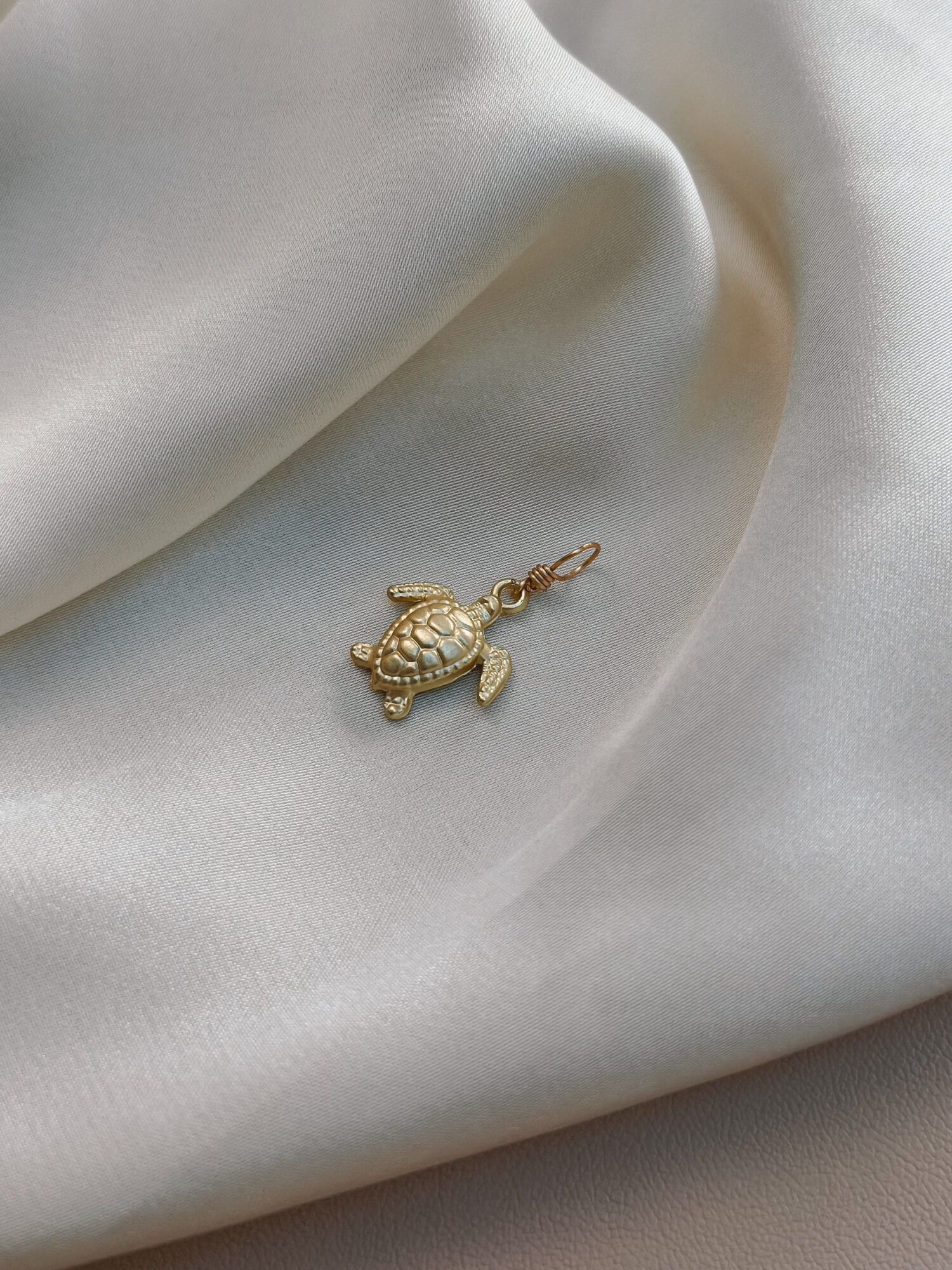 Schutzschild 🛡️ Die Schildkröte als Symbol für Schutz, Ruhe und innere Stärke Langsam, aber stetig – die Schildkröte trägt ihr Zuhause immer bei sich. Sie erinnert dich daran, dass du dich jederzeit zurückziehen darfst, um neue Kraft zu schöpfen. Ihr Panzer schützt nicht nur ihren Körper, sondern steht auch sinnbildlich für deinen persönlichen Raum, deine Grenzen und deine Stabilität. Der Anhänger Schutzschild begleitet dich als ruhiger Talisman auf deinem Weg – er lädt dich ein, dich selbst zu schützen, deinen eigenen Rhythmus zu achten und dich nicht aus der Ruhe bringen zu lassen. ⸻ ✨ Bedeutung von Schutzschild: • Schutz & Geborgenheit: Du darfst dich sicher fühlen – in dir selbst • Grenzen: Du bestimmst, was dir guttut und was nicht • Stabilität: Deine Ruhe ist deine Kraft • Geduld & Ausdauer: Schritt für Schritt – du kommst an • Weisheit: Die Schildkröte gilt in vielen Kulturen als Symbol für tiefes Wissen und Erdverbundenheit ⸻ 🕊️ Affirmation: „Ich bin geschützt, getragen und fest in mir verwurzelt.“