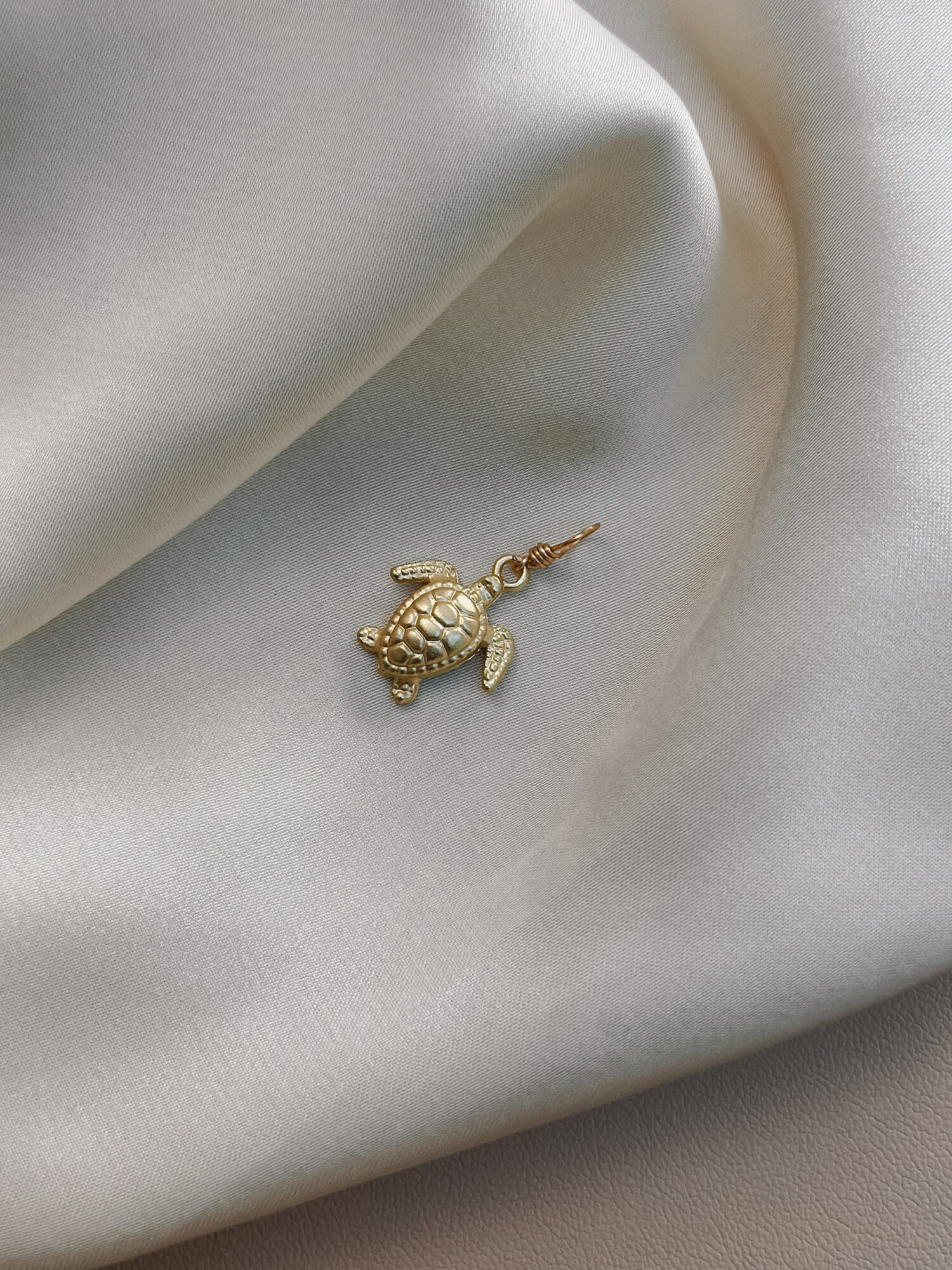 Schutzschild 🛡️ Die Schildkröte als Symbol für Schutz, Ruhe und innere Stärke Langsam, aber stetig – die Schildkröte trägt ihr Zuhause immer bei sich. Sie erinnert dich daran, dass du dich jederzeit zurückziehen darfst, um neue Kraft zu schöpfen. Ihr Panzer schützt nicht nur ihren Körper, sondern steht auch sinnbildlich für deinen persönlichen Raum, deine Grenzen und deine Stabilität. Der Anhänger Schutzschild begleitet dich als ruhiger Talisman auf deinem Weg – er lädt dich ein, dich selbst zu schützen, deinen eigenen Rhythmus zu achten und dich nicht aus der Ruhe bringen zu lassen. ⸻ ✨ Bedeutung von Schutzschild: • Schutz & Geborgenheit: Du darfst dich sicher fühlen – in dir selbst • Grenzen: Du bestimmst, was dir guttut und was nicht • Stabilität: Deine Ruhe ist deine Kraft • Geduld & Ausdauer: Schritt für Schritt – du kommst an • Weisheit: Die Schildkröte gilt in vielen Kulturen als Symbol für tiefes Wissen und Erdverbundenheit ⸻ 🕊️ Affirmation: „Ich bin geschützt, getragen und fest in mir verwurzelt.“