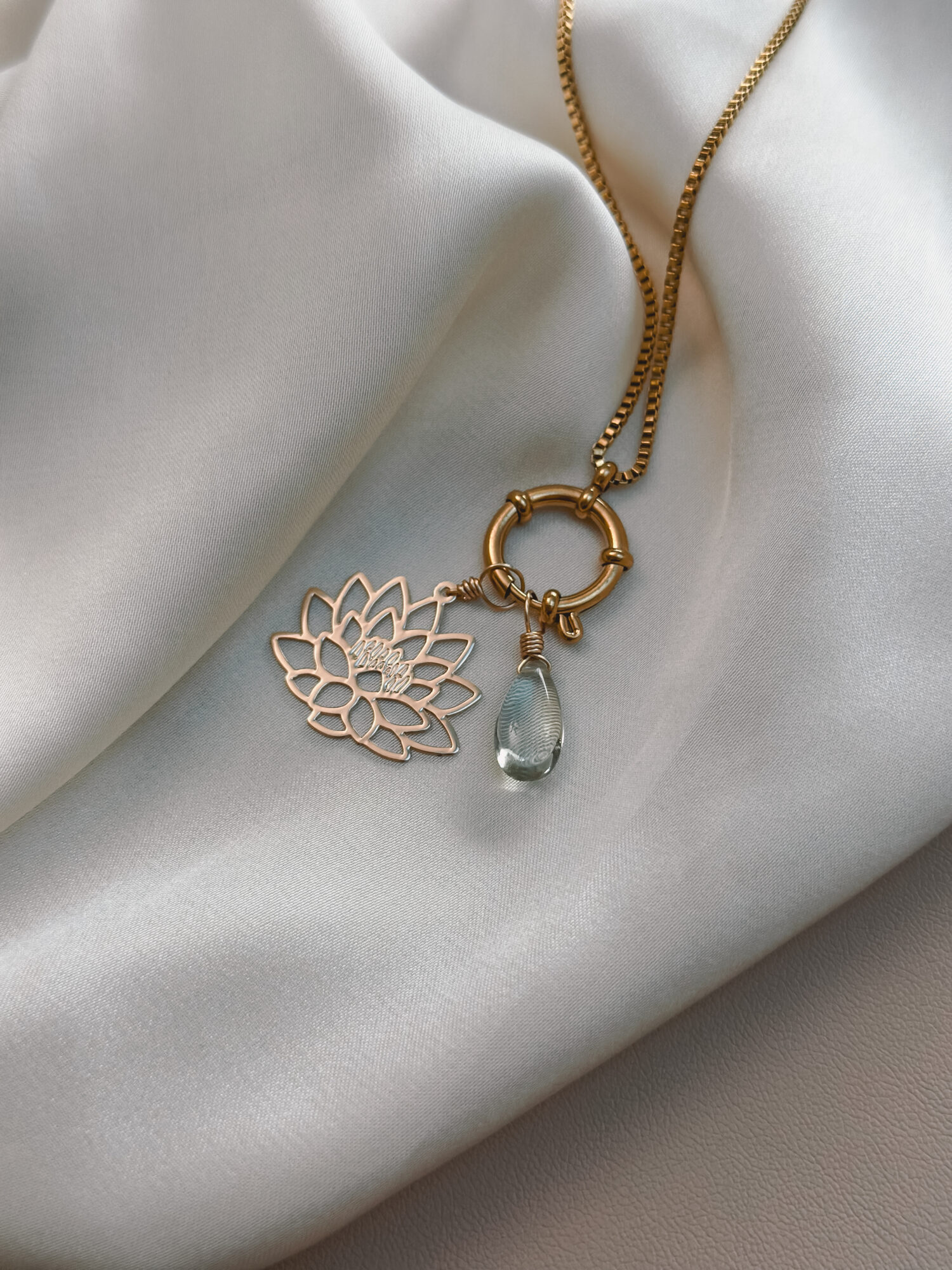 Lotus 🌸 Der Lotus ist ein kraftvolles Symbol für Wachstum, Reinheit und innere Entfaltung. Er wächst aus schlammigem Wasser empor und öffnet seine Blüte jeden Tag neu – ein stiller Beweis dafür, dass Schönheit und Klarheit auch aus dunklen Phasen entstehen können. Der Lotus begleitet dich als Talisman auf deinem Weg zu innerer Stärke, Leichtigkeit und Vertrauen in deinen eigenen Rhythmus. ✨ Bedeutung des Lotus: Reinheit & Unberührtheit: Obwohl der Lotus aus trübem Wasser wächst, bleibt er stets sauber – ein Symbol für innere Klarheit und geistige Reinheit. Wiedergeburt & Neuanfang: Der Lotus schließt sich bei Dunkelheit und öffnet sich bei Licht – ein Sinnbild für tägliches Aufblühen, Wandel und Erneuerung. Spiritualität & Erleuchtung: In östlichen Traditionen steht der Lotus für den Weg zur Erleuchtung – er wächst durch das Dunkel ins Licht und verbindet Körper, Geist und Seele. Unabhängigkeit & innere Stärke: Der Lotus entfaltet sich aus eigener Kraft – ein Zeichen für Selbstvertrauen, Heilung und die Rückverbindung mit dem wahren Selbst. 🕊️  Affirmation: „Ich wachse aus meiner Tiefe – ruhig, klar und in meiner ganzen Schönheit.“ Details zum Schmuck Material: Messing Vergoldet Größe: 25mm x 22mm und mit einer stabilen Öse versehen. Der Anhänger passt zu deiner YOUR.line Kette Ein kleiner Begleiter mit großer Bedeutung – minimalistisch, zeitlos und voller Kraft. 🤍 Lieferumfang: nur Anhänger