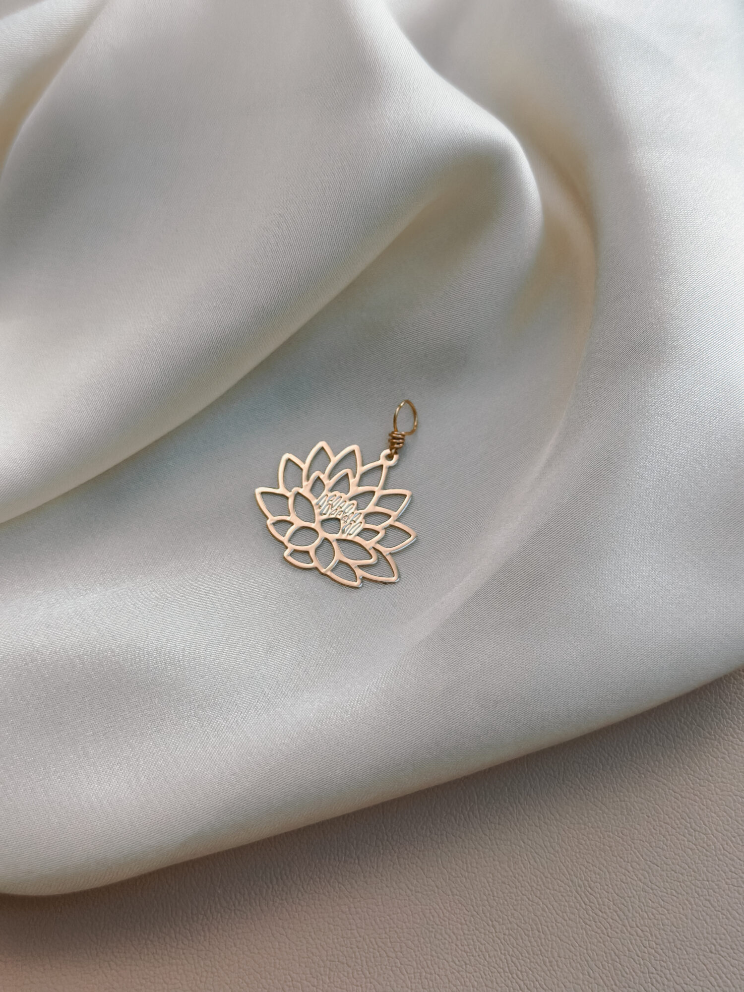 Lotus 🌸 Der Lotus ist ein kraftvolles Symbol für Wachstum, Reinheit und innere Entfaltung. Er wächst aus schlammigem Wasser empor und öffnet seine Blüte jeden Tag neu – ein stiller Beweis dafür, dass Schönheit und Klarheit auch aus dunklen Phasen entstehen können. Der Lotus begleitet dich als Talisman auf deinem Weg zu innerer Stärke, Leichtigkeit und Vertrauen in deinen eigenen Rhythmus. ✨ Bedeutung des Lotus: Reinheit & Unberührtheit: Obwohl der Lotus aus trübem Wasser wächst, bleibt er stets sauber – ein Symbol für innere Klarheit und geistige Reinheit. Wiedergeburt & Neuanfang: Der Lotus schließt sich bei Dunkelheit und öffnet sich bei Licht – ein Sinnbild für tägliches Aufblühen, Wandel und Erneuerung. Spiritualität & Erleuchtung: In östlichen Traditionen steht der Lotus für den Weg zur Erleuchtung – er wächst durch das Dunkel ins Licht und verbindet Körper, Geist und Seele. Unabhängigkeit & innere Stärke: Der Lotus entfaltet sich aus eigener Kraft – ein Zeichen für Selbstvertrauen, Heilung und die Rückverbindung mit dem wahren Selbst. 🕊️  Affirmation: „Ich wachse aus meiner Tiefe – ruhig, klar und in meiner ganzen Schönheit.“ Details zum Schmuck Material: Messing Vergoldet Größe: 25mm x 22mm und mit einer stabilen Öse versehen. Der Anhänger passt zu deiner YOUR.line Kette Ein kleiner Begleiter mit großer Bedeutung – minimalistisch, zeitlos und voller Kraft. 🤍 Lieferumfang: nur Anhänger