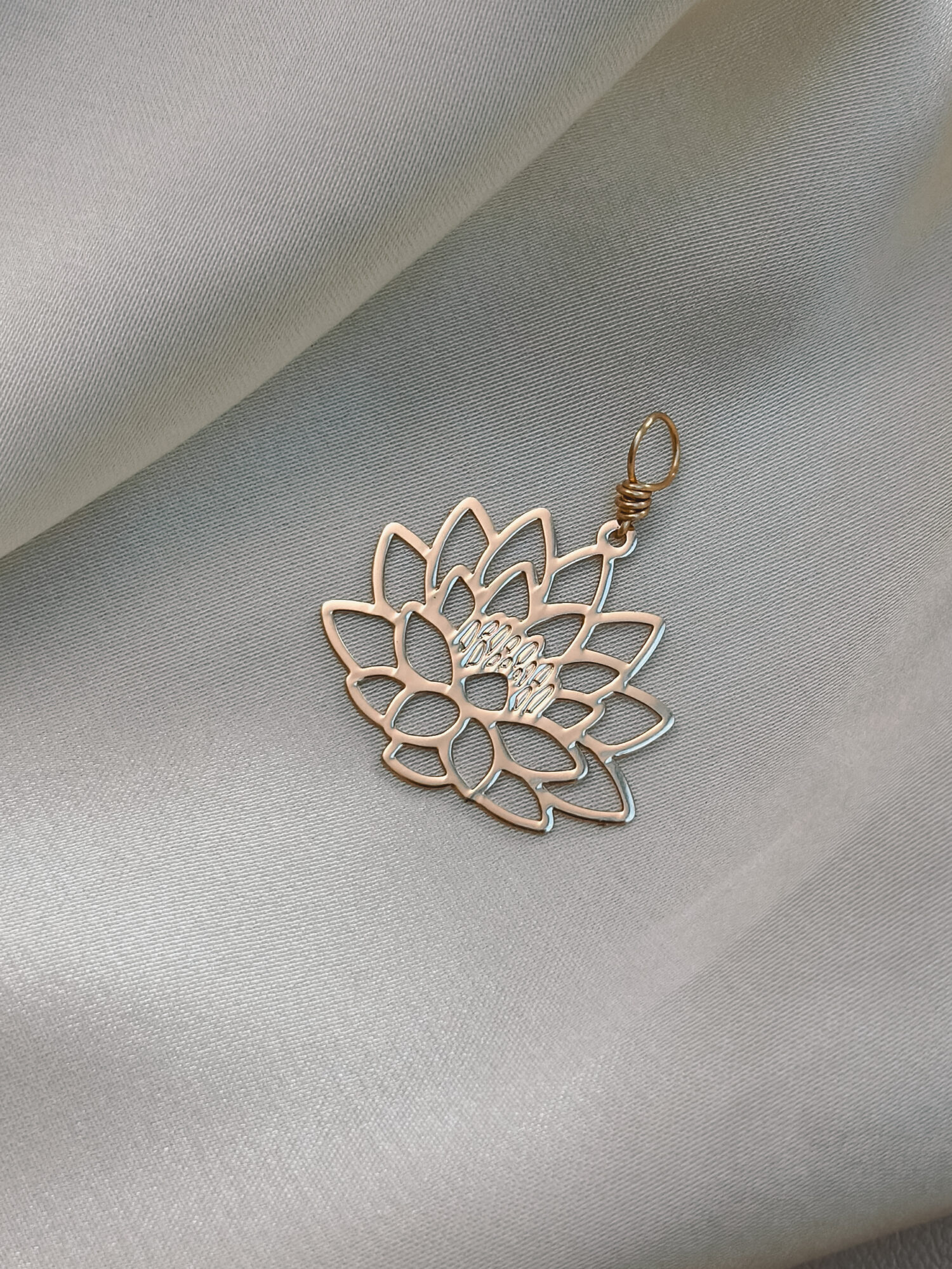 Lotus 🌸 Der Lotus ist ein kraftvolles Symbol für Wachstum, Reinheit und innere Entfaltung. Er wächst aus schlammigem Wasser empor und öffnet seine Blüte jeden Tag neu – ein stiller Beweis dafür, dass Schönheit und Klarheit auch aus dunklen Phasen entstehen können. Der Lotus begleitet dich als Talisman auf deinem Weg zu innerer Stärke, Leichtigkeit und Vertrauen in deinen eigenen Rhythmus. ✨ Bedeutung des Lotus: Reinheit & Unberührtheit: Obwohl der Lotus aus trübem Wasser wächst, bleibt er stets sauber – ein Symbol für innere Klarheit und geistige Reinheit. Wiedergeburt & Neuanfang: Der Lotus schließt sich bei Dunkelheit und öffnet sich bei Licht – ein Sinnbild für tägliches Aufblühen, Wandel und Erneuerung. Spiritualität & Erleuchtung: In östlichen Traditionen steht der Lotus für den Weg zur Erleuchtung – er wächst durch das Dunkel ins Licht und verbindet Körper, Geist und Seele. Unabhängigkeit & innere Stärke: Der Lotus entfaltet sich aus eigener Kraft – ein Zeichen für Selbstvertrauen, Heilung und die Rückverbindung mit dem wahren Selbst. 🕊️  Affirmation: „Ich wachse aus meiner Tiefe – ruhig, klar und in meiner ganzen Schönheit.“ Details zum Schmuck Material: Messing Vergoldet Größe: 25mm x 22mm und mit einer stabilen Öse versehen. Der Anhänger passt zu deiner YOUR.line Kette Ein kleiner Begleiter mit großer Bedeutung – minimalistisch, zeitlos und voller Kraft. 🤍 Lieferumfang: nur Anhänger