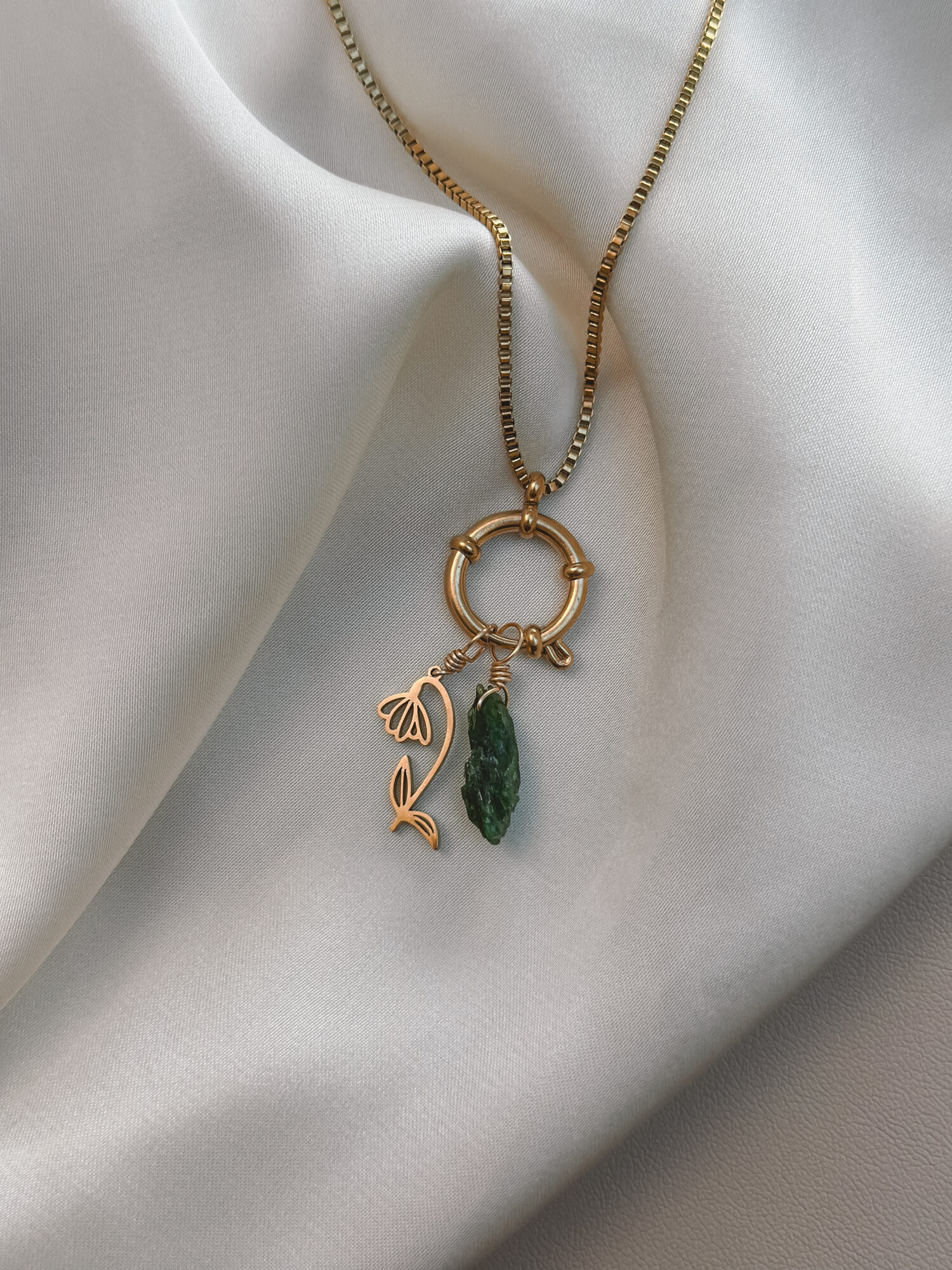 Schneeglöckchen 🌱 Das Schneeglöckchen als Zeichen für Hoffnung, Neubeginn und stille Stärke Wenn der Winter sich noch nicht ganz verabschiedet hat, ist das Schneeglöckchen oft die erste zarte Pflanze, die sich ihren Weg durch den frostigen Boden bahnt. Es steht für den Mut, wieder aufzublühen – auch wenn die Welt noch kalt scheint. Der Anhänger Frühlingsbote erinnert dich daran, dass in dir ein leises, starkes Licht wohnt. Es braucht nicht laut zu sein, um zu wirken. Dein Wachstum geschieht im Stillen – in deinem Tempo. Wie das Schneeglöckchen trägst auch du die Kraft für einen Neubeginn in dir. ✨ Bedeutung von Frühlingsbote: Hoffnung: Auch nach dunklen Zeiten kehrt das Licht zurück Neubeginn: Alles beginnt im Kleinen – mit dem ersten Schritt Zarte Stärke: Du darfst sanft sein und trotzdem stark Vertrauen in den Wandel: Alles hat seine Zeit – du auch Frühling der Seele: Ein Aufblühen von innen 🕊️ Affirmation: „Ich vertraue meinem inneren Frühling – leise, sanft und voller Leben.“ Details zum Schmuck Material: 304 Edelstahl 18K Gold plattiert Größe: 13mm x 17mm, und mit einer stabilen 18k vergoldeten Kupferdraht Öse versehen Der Anhänger passt zu deiner YOUR.line Kette Ein kleiner Begleiter mit großer Bedeutung – minimalistisch, zeitlos und voller Kraft. 🤍 Lieferumfang: nur Anhänger