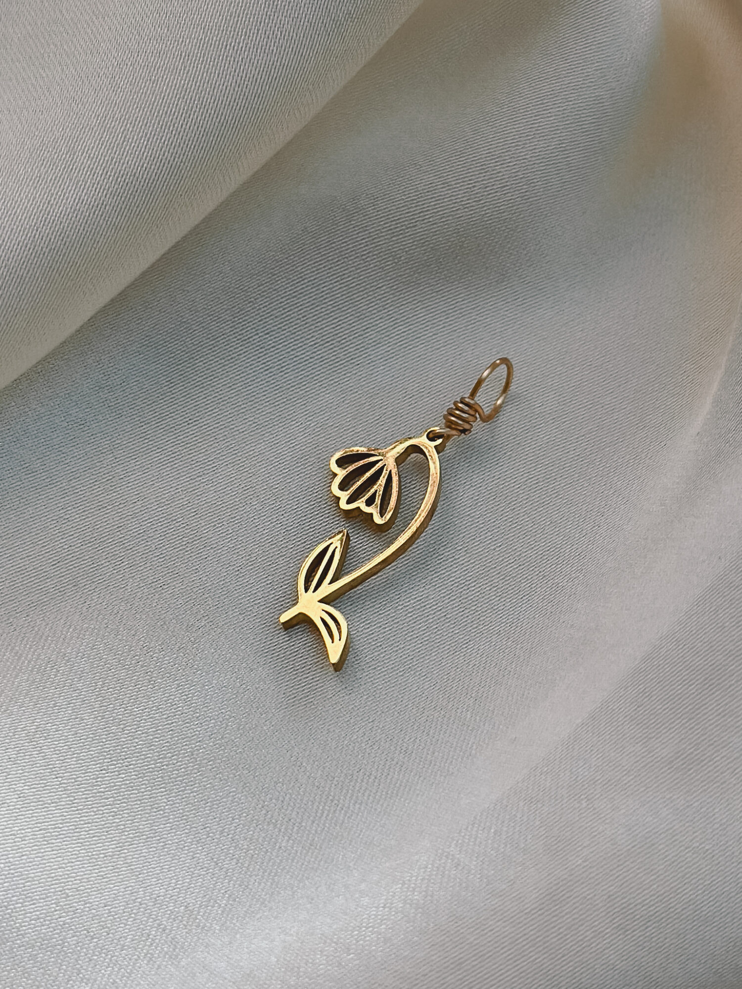 Schneeglöckchen 🌱 Das Schneeglöckchen als Zeichen für Hoffnung, Neubeginn und stille Stärke Wenn der Winter sich noch nicht ganz verabschiedet hat, ist das Schneeglöckchen oft die erste zarte Pflanze, die sich ihren Weg durch den frostigen Boden bahnt. Es steht für den Mut, wieder aufzublühen – auch wenn die Welt noch kalt scheint. Der Anhänger Frühlingsbote erinnert dich daran, dass in dir ein leises, starkes Licht wohnt. Es braucht nicht laut zu sein, um zu wirken. Dein Wachstum geschieht im Stillen – in deinem Tempo. Wie das Schneeglöckchen trägst auch du die Kraft für einen Neubeginn in dir. ✨ Bedeutung von Frühlingsbote: Hoffnung: Auch nach dunklen Zeiten kehrt das Licht zurück Neubeginn: Alles beginnt im Kleinen – mit dem ersten Schritt Zarte Stärke: Du darfst sanft sein und trotzdem stark Vertrauen in den Wandel: Alles hat seine Zeit – du auch Frühling der Seele: Ein Aufblühen von innen 🕊️ Affirmation: „Ich vertraue meinem inneren Frühling – leise, sanft und voller Leben.“ Details zum Schmuck Material: 304 Edelstahl 18K Gold plattiert Größe: 13mm x 17mm, und mit einer stabilen 18k vergoldeten Kupferdraht Öse versehen Der Anhänger passt zu deiner YOUR.line Kette Ein kleiner Begleiter mit großer Bedeutung – minimalistisch, zeitlos und voller Kraft. 🤍 Lieferumfang: nur Anhänger