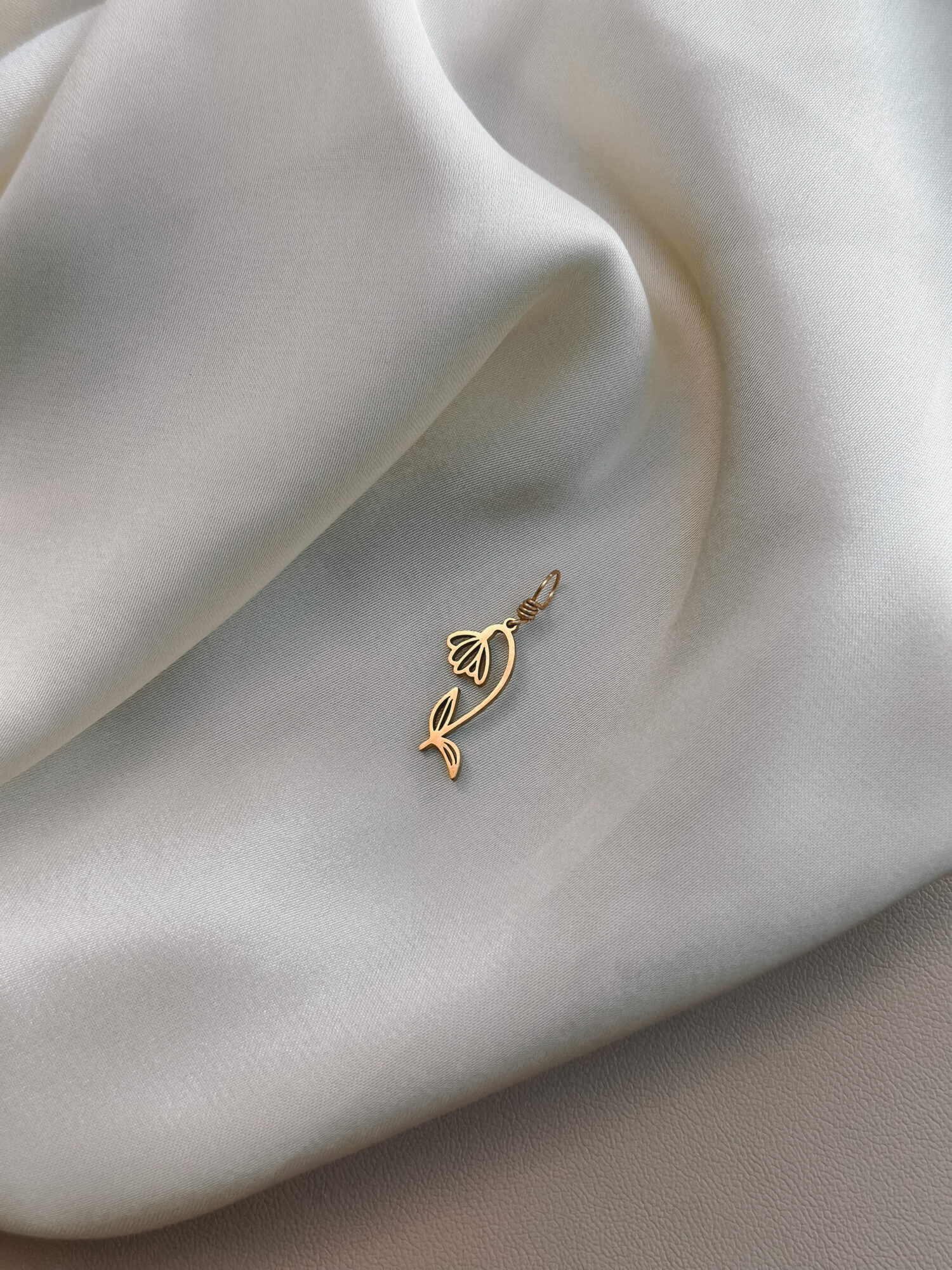 Schneeglöckchen 🌱 Das Schneeglöckchen als Zeichen für Hoffnung, Neubeginn und stille Stärke Wenn der Winter sich noch nicht ganz verabschiedet hat, ist das Schneeglöckchen oft die erste zarte Pflanze, die sich ihren Weg durch den frostigen Boden bahnt. Es steht für den Mut, wieder aufzublühen – auch wenn die Welt noch kalt scheint. Der Anhänger Frühlingsbote erinnert dich daran, dass in dir ein leises, starkes Licht wohnt. Es braucht nicht laut zu sein, um zu wirken. Dein Wachstum geschieht im Stillen – in deinem Tempo. Wie das Schneeglöckchen trägst auch du die Kraft für einen Neubeginn in dir. ✨ Bedeutung von Frühlingsbote: Hoffnung: Auch nach dunklen Zeiten kehrt das Licht zurück Neubeginn: Alles beginnt im Kleinen – mit dem ersten Schritt Zarte Stärke: Du darfst sanft sein und trotzdem stark Vertrauen in den Wandel: Alles hat seine Zeit – du auch Frühling der Seele: Ein Aufblühen von innen 🕊️ Affirmation: „Ich vertraue meinem inneren Frühling – leise, sanft und voller Leben.“ Details zum Schmuck Material: 304 Edelstahl 18K Gold plattiert Größe: 13mm x 17mm, und mit einer stabilen 18k vergoldeten Kupferdraht Öse versehen Der Anhänger passt zu deiner YOUR.line Kette Ein kleiner Begleiter mit großer Bedeutung – minimalistisch, zeitlos und voller Kraft. 🤍 Lieferumfang: nur Anhänger