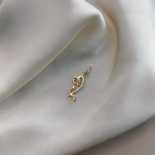 Schneeglöckchen 🌱 Das Schneeglöckchen als Zeichen für Hoffnung, Neubeginn und stille Stärke Wenn der Winter sich noch nicht ganz verabschiedet hat, ist das Schneeglöckchen oft die erste zarte Pflanze, die sich ihren Weg durch den frostigen Boden bahnt. Es steht für den Mut, wieder aufzublühen – auch wenn die Welt noch kalt scheint. Der Anhänger Frühlingsbote erinnert dich daran, dass in dir ein leises, starkes Licht wohnt. Es braucht nicht laut zu sein, um zu wirken. Dein Wachstum geschieht im Stillen – in deinem Tempo. Wie das Schneeglöckchen trägst auch du die Kraft für einen Neubeginn in dir. ✨ Bedeutung von Frühlingsbote: Hoffnung: Auch nach dunklen Zeiten kehrt das Licht zurück Neubeginn: Alles beginnt im Kleinen – mit dem ersten Schritt Zarte Stärke: Du darfst sanft sein und trotzdem stark Vertrauen in den Wandel: Alles hat seine Zeit – du auch Frühling der Seele: Ein Aufblühen von innen 🕊️ Affirmation: „Ich vertraue meinem inneren Frühling – leise, sanft und voller Leben.“ Details zum Schmuck Material: 304 Edelstahl 18K Gold plattiert Größe: 13mm x 17mm, und mit einer stabilen 18k vergoldeten Kupferdraht Öse versehen Der Anhänger passt zu deiner YOUR.line Kette Ein kleiner Begleiter mit großer Bedeutung – minimalistisch, zeitlos und voller Kraft. 🤍 Lieferumfang: nur Anhänger