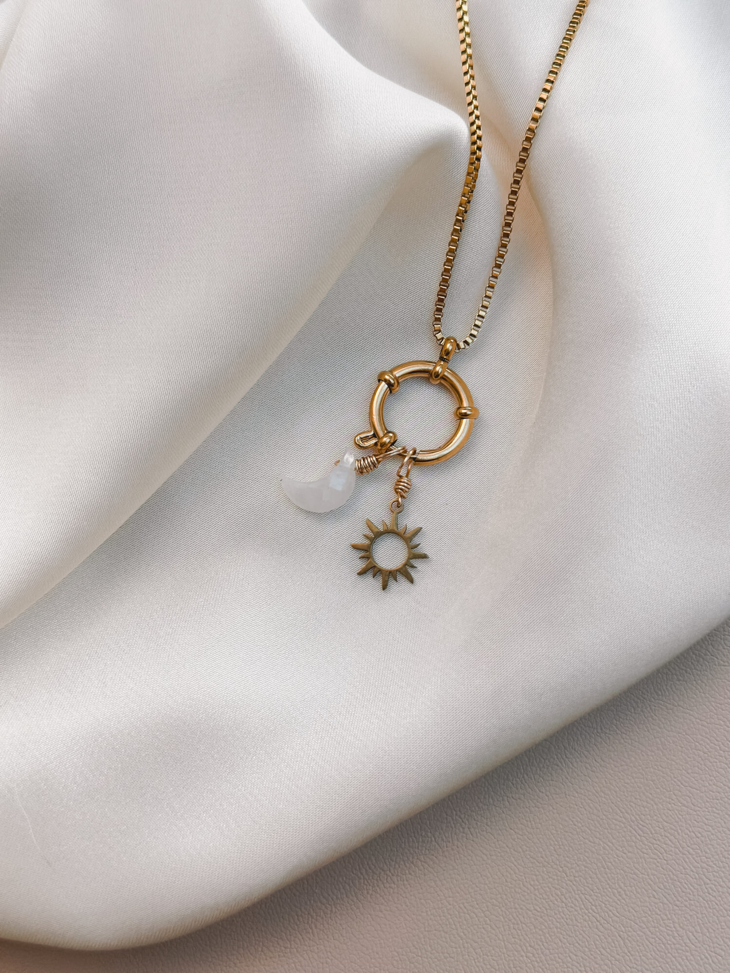 Sonne ☀️ Die Sonne steht für Kraft, Wärme und Lebensfreude. Sie schenkt Licht, macht sichtbar, was verborgen war, und erinnert dich daran, dass auch du leuchten darfst – in deiner ganzen Strahlkraft. Als Symbol begleitet dich die Sonne mit einer Energie, die nach außen wirkt: Mut, Ausstrahlung und Klarheit. Sie stärkt dein Selbstvertrauen, wärmt dein Herz und erinnert dich an deine Schöpferkraft. Die Sonne lädt dich ein, dich zu zeigen – ehrlich, offen und lebendig. ✨ Wirkung & Symbolik im Überblick: Lebenskraft: pure Energie, Wärme und Lebensfreude Selbstausdruck: dich zeigen, wie du wirklich bist Mut & Klarheit: Entscheidungen aus dem Herzen treffen Herzenergie: Licht und Liebe fließen lassen Schöpferkraft: du gestaltest dein Leben – jeden Tag neu 🕊️ Affirmation: „Ich strahle aus meinem Inneren – voller Licht, Wärme und Lebenskraft.“ Details zum Schmuck Material: 304 Edelstahl  Vergoldet Größe: 20 mm x 11 mm und mit einer stabilen 18k vergoldeten Kupferdraht Öse versehen Der Anhänger passt zu deiner YOUR.line Kette Ein kleiner Begleiter mit großer Bedeutung – minimalistisch, zeitlos und voller Kraft. 🤍 Lieferumfang: nur Anhänger