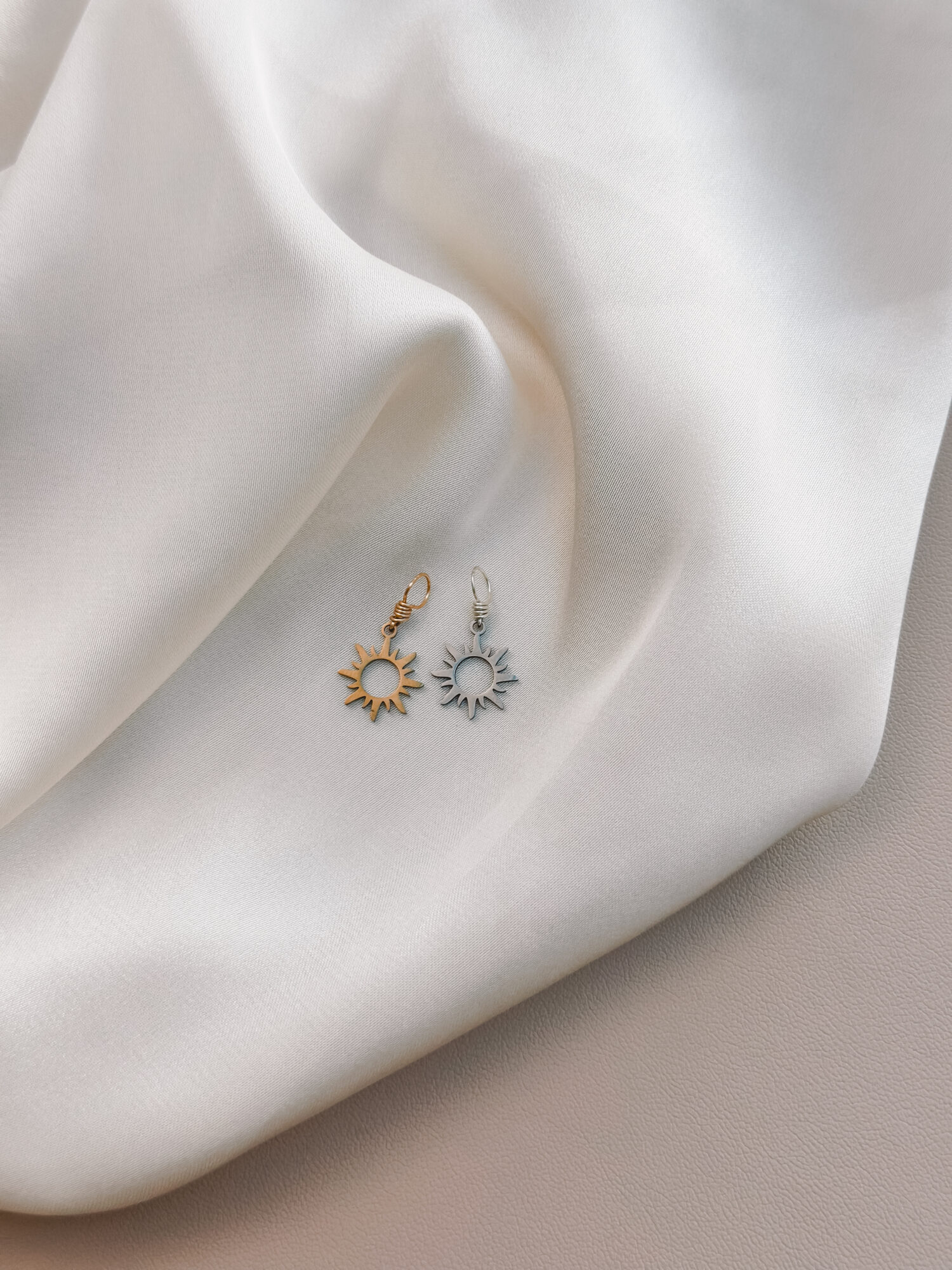 Sonne ☀️ Die Sonne steht für Kraft, Wärme und Lebensfreude. Sie schenkt Licht, macht sichtbar, was verborgen war, und erinnert dich daran, dass auch du leuchten darfst – in deiner ganzen Strahlkraft. Als Symbol begleitet dich die Sonne mit einer Energie, die nach außen wirkt: Mut, Ausstrahlung und Klarheit. Sie stärkt dein Selbstvertrauen, wärmt dein Herz und erinnert dich an deine Schöpferkraft. Die Sonne lädt dich ein, dich zu zeigen – ehrlich, offen und lebendig. ✨ Wirkung & Symbolik im Überblick: Lebenskraft: pure Energie, Wärme und Lebensfreude Selbstausdruck: dich zeigen, wie du wirklich bist Mut & Klarheit: Entscheidungen aus dem Herzen treffen Herzenergie: Licht und Liebe fließen lassen Schöpferkraft: du gestaltest dein Leben – jeden Tag neu 🕊️ Affirmation: „Ich strahle aus meinem Inneren – voller Licht, Wärme und Lebenskraft.“ Details zum Schmuck Material: 304 Edelstahl  Vergoldet Größe: 20 mm x 11 mm und mit einer stabilen 18k vergoldeten Kupferdraht Öse versehen Der Anhänger passt zu deiner YOUR.line Kette Ein kleiner Begleiter mit großer Bedeutung – minimalistisch, zeitlos und voller Kraft. 🤍 Lieferumfang: nur Anhänger