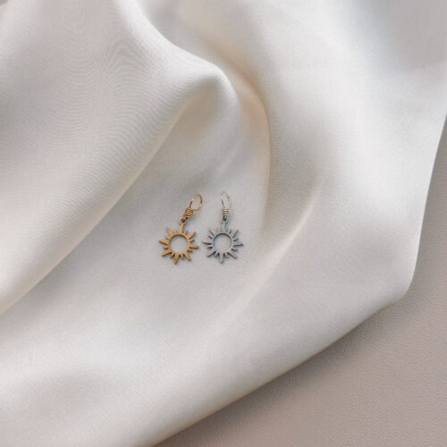 Sonne ☀️ Die Sonne steht für Kraft, Wärme und Lebensfreude. Sie schenkt Licht, macht sichtbar, was verborgen war, und erinnert dich daran, dass auch du leuchten darfst – in deiner ganzen Strahlkraft. Als Symbol begleitet dich die Sonne mit einer Energie, die nach außen wirkt: Mut, Ausstrahlung und Klarheit. Sie stärkt dein Selbstvertrauen, wärmt dein Herz und erinnert dich an deine Schöpferkraft. Die Sonne lädt dich ein, dich zu zeigen – ehrlich, offen und lebendig. ✨ Wirkung & Symbolik im Überblick: Lebenskraft: pure Energie, Wärme und Lebensfreude Selbstausdruck: dich zeigen, wie du wirklich bist Mut & Klarheit: Entscheidungen aus dem Herzen treffen Herzenergie: Licht und Liebe fließen lassen Schöpferkraft: du gestaltest dein Leben – jeden Tag neu 🕊️ Affirmation: „Ich strahle aus meinem Inneren – voller Licht, Wärme und Lebenskraft.“ Details zum Schmuck Material: 304 Edelstahl  Vergoldet Größe: 20 mm x 11 mm und mit einer stabilen 18k vergoldeten Kupferdraht Öse versehen Der Anhänger passt zu deiner YOUR.line Kette Ein kleiner Begleiter mit großer Bedeutung – minimalistisch, zeitlos und voller Kraft. 🤍 Lieferumfang: nur Anhänger