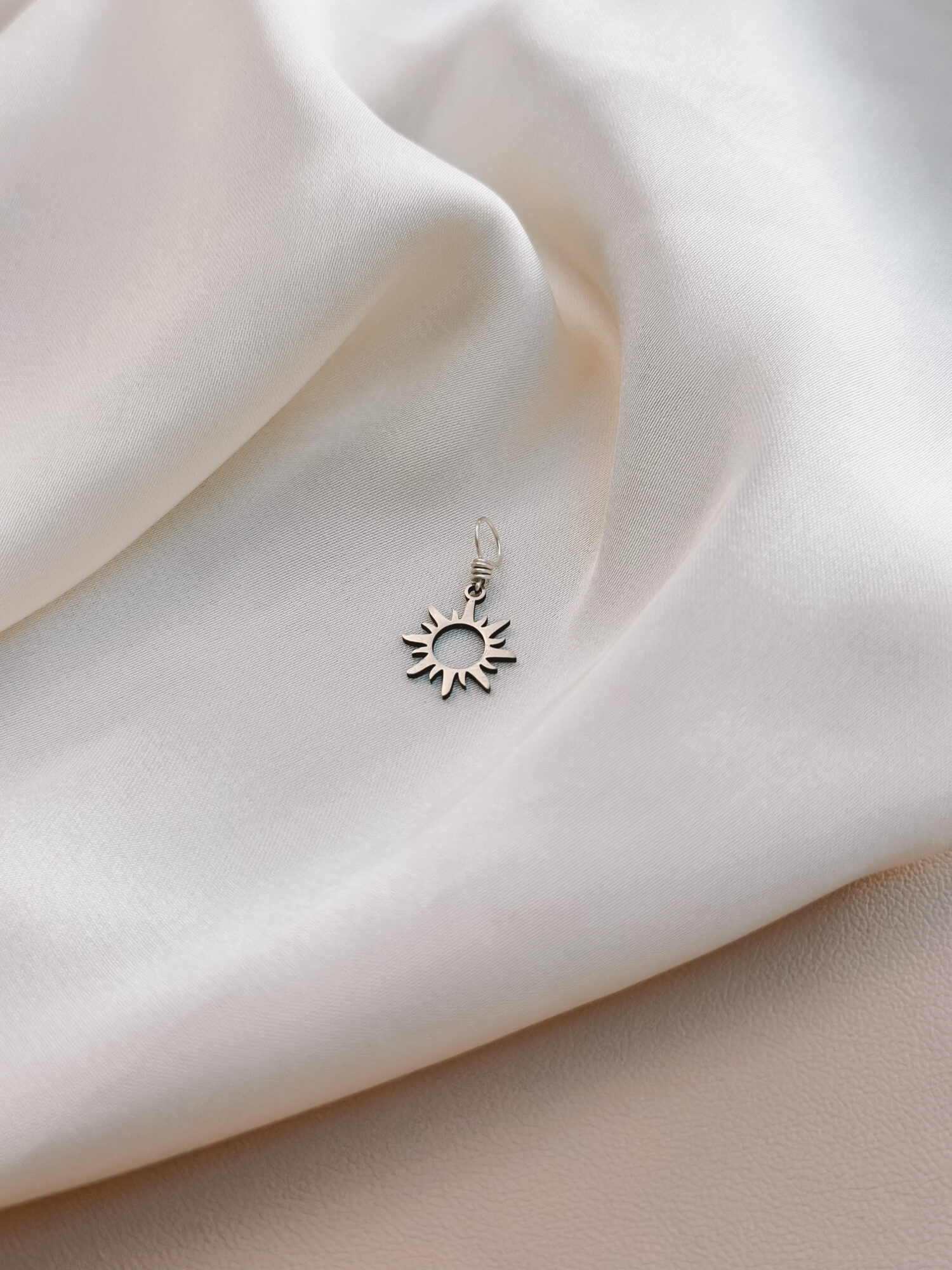 Sonne ☀️ Die Sonne steht für Kraft, Wärme und Lebensfreude. Sie schenkt Licht, macht sichtbar, was verborgen war, und erinnert dich daran, dass auch du leuchten darfst – in deiner ganzen Strahlkraft. Als Symbol begleitet dich die Sonne mit einer Energie, die nach außen wirkt: Mut, Ausstrahlung und Klarheit. Sie stärkt dein Selbstvertrauen, wärmt dein Herz und erinnert dich an deine Schöpferkraft. Die Sonne lädt dich ein, dich zu zeigen – ehrlich, offen und lebendig. ✨ Wirkung & Symbolik im Überblick: Lebenskraft: pure Energie, Wärme und Lebensfreude Selbstausdruck: dich zeigen, wie du wirklich bist Mut & Klarheit: Entscheidungen aus dem Herzen treffen Herzenergie: Licht und Liebe fließen lassen Schöpferkraft: du gestaltest dein Leben – jeden Tag neu 🕊️ Affirmation: „Ich strahle aus meinem Inneren – voller Licht, Wärme und Lebenskraft.“ Details zum Schmuck Material: 304 Edelstahl  Vergoldet Größe: 20 mm x 11 mm und mit einer stabilen 18k vergoldeten Kupferdraht Öse versehen Der Anhänger passt zu deiner YOUR.line Kette Ein kleiner Begleiter mit großer Bedeutung – minimalistisch, zeitlos und voller Kraft. 🤍 Lieferumfang: nur Anhänger