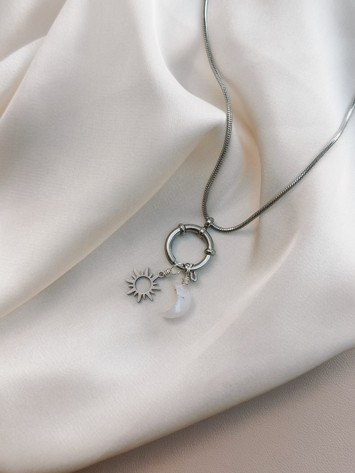 Sonne ☀️ Die Sonne steht für Kraft, Wärme und Lebensfreude. Sie schenkt Licht, macht sichtbar, was verborgen war, und erinnert dich daran, dass auch du leuchten darfst – in deiner ganzen Strahlkraft. Als Symbol begleitet dich die Sonne mit einer Energie, die nach außen wirkt: Mut, Ausstrahlung und Klarheit. Sie stärkt dein Selbstvertrauen, wärmt dein Herz und erinnert dich an deine Schöpferkraft. Die Sonne lädt dich ein, dich zu zeigen – ehrlich, offen und lebendig. ✨ Wirkung & Symbolik im Überblick: Lebenskraft: pure Energie, Wärme und Lebensfreude Selbstausdruck: dich zeigen, wie du wirklich bist Mut & Klarheit: Entscheidungen aus dem Herzen treffen Herzenergie: Licht und Liebe fließen lassen Schöpferkraft: du gestaltest dein Leben – jeden Tag neu 🕊️ Affirmation: „Ich strahle aus meinem Inneren – voller Licht, Wärme und Lebenskraft.“ Details zum Schmuck Material: 304 Edelstahl  Vergoldet Größe: 20 mm x 11 mm und mit einer stabilen 18k vergoldeten Kupferdraht Öse versehen Der Anhänger passt zu deiner YOUR.line Kette Ein kleiner Begleiter mit großer Bedeutung – minimalistisch, zeitlos und voller Kraft. 🤍 Lieferumfang: nur Anhänger