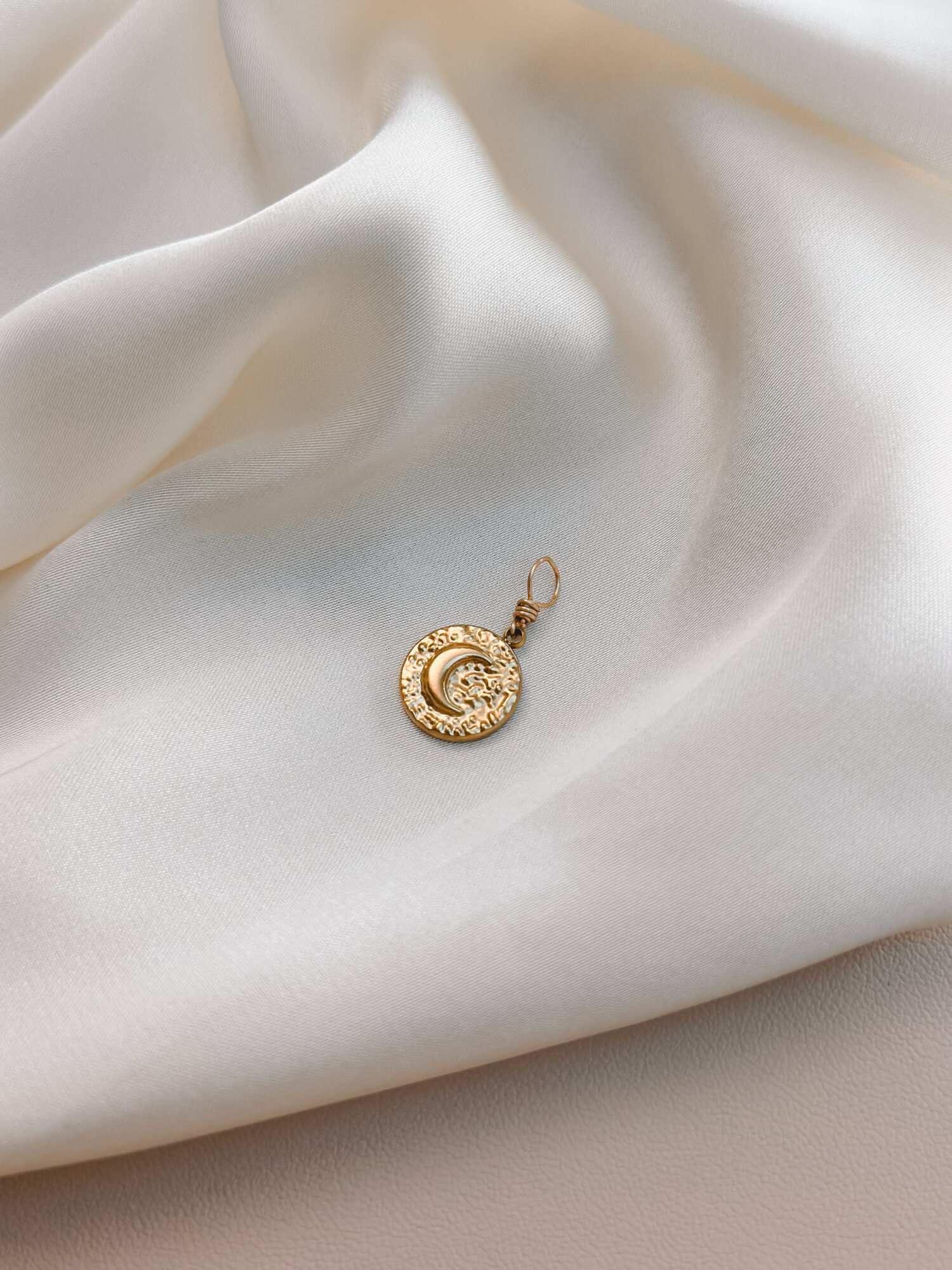 Mond Reflexion 🌘 Mond Reflexion steht für den abnehmenden Mond – eine Phase der Rückkehr zu dir selbst. Sie lädt dich ein, loszulassen, was nicht mehr zu dir gehört, und hinzuspüren, was bleiben darf. Die Sichel erinnert dich daran, dass Erkenntnis oft im Rückzug geschieht – sanft, klar und ganz bei dir. Dieser Anhänger ist wie ein Spiegel: Er begleitet dich durch innere Prozesse, leise Übergänge und Momente, in denen du dich selbst neu erkennst – Schicht für Schicht. ✨ Bedeutung von Mond Reflexion: Abnehmender Mond: Phase für Loslassen, Innenschau & Reinigung Reflexion: dich selbst ehrlich betrachten – ohne Urteil Sichelmond: Symbol für feine, weibliche Wandlungskraft Zyklusbewusstsein: Raum schaffen für Natürlichkeit & Veränderung Innere Erkenntnis: Klarheit im leisen Licht 🕊️ Affirmation: „Ich erkenne, was ich loslassen darf – und finde zurück zu mir.“ Details zum Schmuck Material: PVD-Vakuumbeschichtung 304 Edelstahl 14K Echtgold plattiert  Größe: 16mm x 13mm und mit einer stabilen Öse versehen. Der Anhänger passt zu deiner YOUR.line Kette Ein kleiner Begleiter mit großer Bedeutung – minimalistisch, zeitlos und voller Kraft. 🤍 Lieferumfang: nur Anhänger