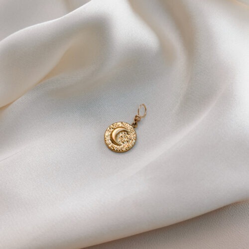 Mond Reflexion 🌘 Mond Reflexion steht für den abnehmenden Mond – eine Phase der Rückkehr zu dir selbst. Sie lädt dich ein, loszulassen, was nicht mehr zu dir gehört, und hinzuspüren, was bleiben darf. Die Sichel erinnert dich daran, dass Erkenntnis oft im Rückzug geschieht – sanft, klar und ganz bei dir. Dieser Anhänger ist wie ein Spiegel: Er begleitet dich durch innere Prozesse, leise Übergänge und Momente, in denen du dich selbst neu erkennst – Schicht für Schicht. ✨ Bedeutung von Mond Reflexion: Abnehmender Mond: Phase für Loslassen, Innenschau & Reinigung Reflexion: dich selbst ehrlich betrachten – ohne Urteil Sichelmond: Symbol für feine, weibliche Wandlungskraft Zyklusbewusstsein: Raum schaffen für Natürlichkeit & Veränderung Innere Erkenntnis: Klarheit im leisen Licht 🕊️ Affirmation: „Ich erkenne, was ich loslassen darf – und finde zurück zu mir.“ Details zum Schmuck Material: PVD-Vakuumbeschichtung 304 Edelstahl 14K Echtgold plattiert  Größe: 16mm x 13mm und mit einer stabilen Öse versehen. Der Anhänger passt zu deiner YOUR.line Kette Ein kleiner Begleiter mit großer Bedeutung – minimalistisch, zeitlos und voller Kraft. 🤍 Lieferumfang: nur Anhänger