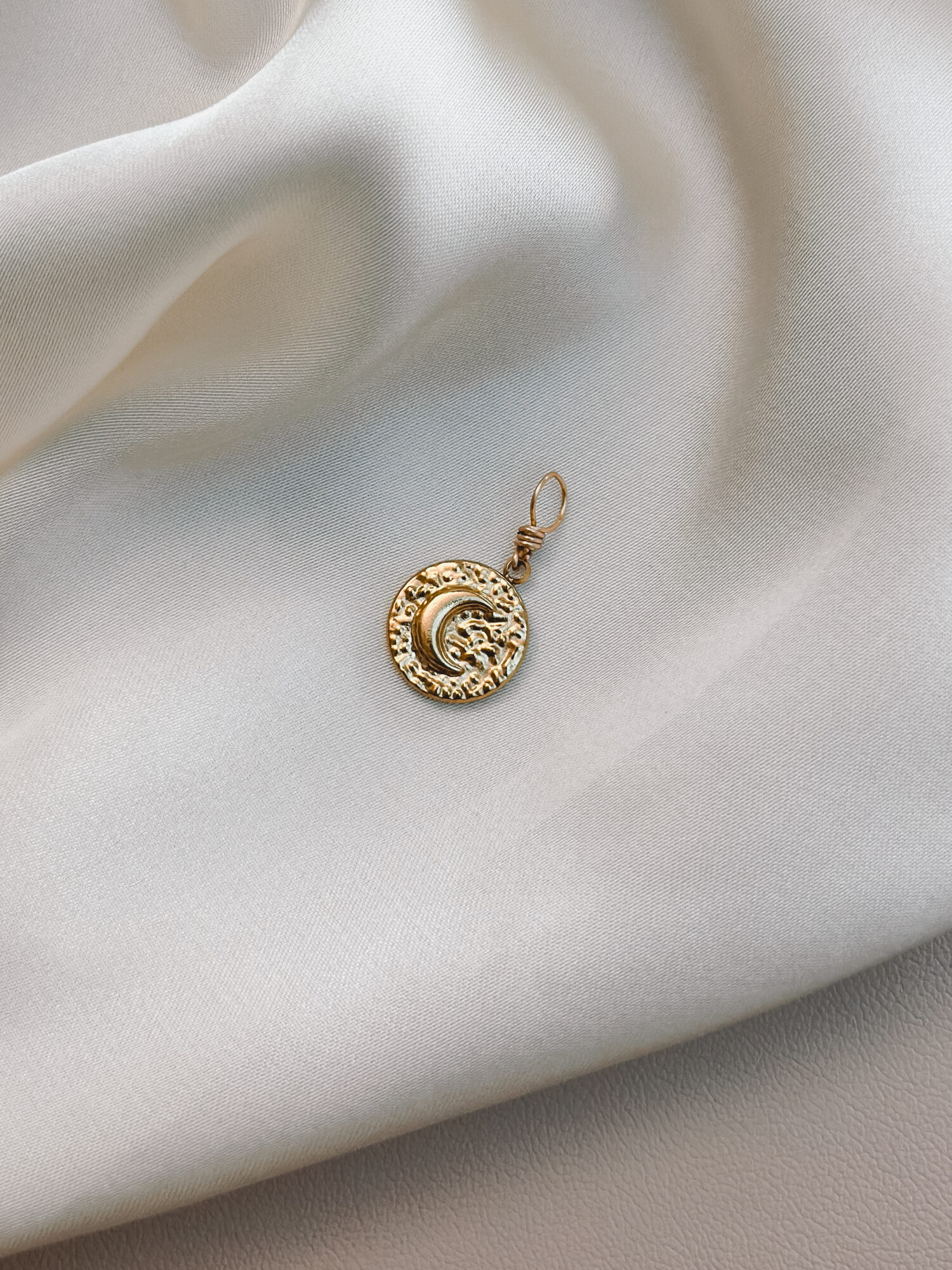 Mond Reflexion 🌘 Mond Reflexion steht für den abnehmenden Mond – eine Phase der Rückkehr zu dir selbst. Sie lädt dich ein, loszulassen, was nicht mehr zu dir gehört, und hinzuspüren, was bleiben darf. Die Sichel erinnert dich daran, dass Erkenntnis oft im Rückzug geschieht – sanft, klar und ganz bei dir. Dieser Anhänger ist wie ein Spiegel: Er begleitet dich durch innere Prozesse, leise Übergänge und Momente, in denen du dich selbst neu erkennst – Schicht für Schicht. ✨ Bedeutung von Mond Reflexion: Abnehmender Mond: Phase für Loslassen, Innenschau & Reinigung Reflexion: dich selbst ehrlich betrachten – ohne Urteil Sichelmond: Symbol für feine, weibliche Wandlungskraft Zyklusbewusstsein: Raum schaffen für Natürlichkeit & Veränderung Innere Erkenntnis: Klarheit im leisen Licht 🕊️ Affirmation: „Ich erkenne, was ich loslassen darf – und finde zurück zu mir.“ Details zum Schmuck Material: PVD-Vakuumbeschichtung 304 Edelstahl 14K Echtgold plattiert  Größe: 16mm x 13mm und mit einer stabilen Öse versehen. Der Anhänger passt zu deiner YOUR.line Kette Ein kleiner Begleiter mit großer Bedeutung – minimalistisch, zeitlos und voller Kraft. 🤍 Lieferumfang: nur Anhänger