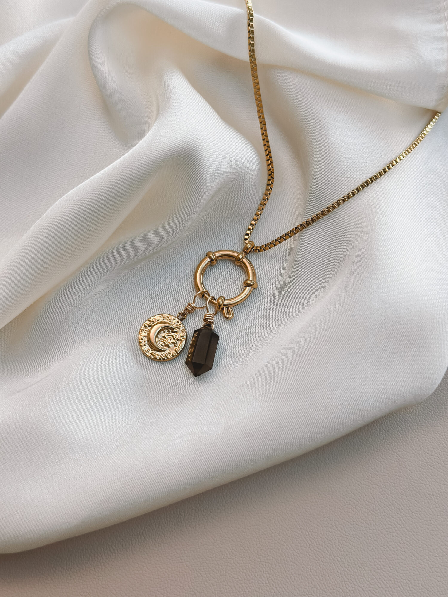 Mond Reflexion 🌘 Mond Reflexion steht für den abnehmenden Mond – eine Phase der Rückkehr zu dir selbst. Sie lädt dich ein, loszulassen, was nicht mehr zu dir gehört, und hinzuspüren, was bleiben darf. Die Sichel erinnert dich daran, dass Erkenntnis oft im Rückzug geschieht – sanft, klar und ganz bei dir. Dieser Anhänger ist wie ein Spiegel: Er begleitet dich durch innere Prozesse, leise Übergänge und Momente, in denen du dich selbst neu erkennst – Schicht für Schicht. ✨ Bedeutung von Mond Reflexion: Abnehmender Mond: Phase für Loslassen, Innenschau & Reinigung Reflexion: dich selbst ehrlich betrachten – ohne Urteil Sichelmond: Symbol für feine, weibliche Wandlungskraft Zyklusbewusstsein: Raum schaffen für Natürlichkeit & Veränderung Innere Erkenntnis: Klarheit im leisen Licht 🕊️ Affirmation: „Ich erkenne, was ich loslassen darf – und finde zurück zu mir.“ Details zum Schmuck Material: PVD-Vakuumbeschichtung 304 Edelstahl 14K Echtgold plattiert  Größe: 16mm x 13mm und mit einer stabilen Öse versehen. Der Anhänger passt zu deiner YOUR.line Kette Ein kleiner Begleiter mit großer Bedeutung – minimalistisch, zeitlos und voller Kraft. 🤍 Lieferumfang: nur Anhänger