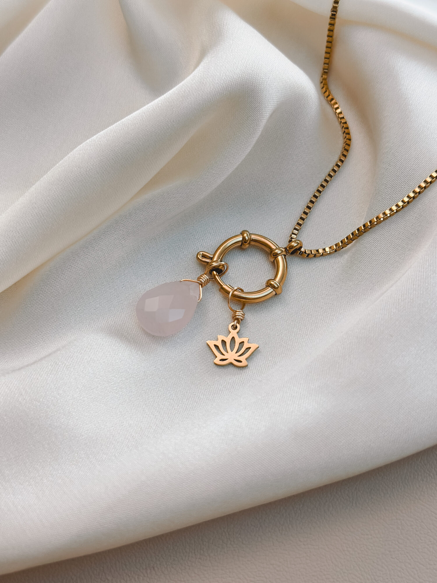 Lotus 🌸 Der Lotus ist ein kraftvolles Symbol für Wachstum, Reinheit und innere Entfaltung. Er wächst aus schlammigem Wasser empor und öffnet seine Blüte jeden Tag neu – ein stiller Beweis dafür, dass Schönheit und Klarheit auch aus dunklen Phasen entstehen können. Der Lotus begleitet dich als Talisman auf deinem Weg zu innerer Stärke, Leichtigkeit und Vertrauen in deinen eigenen Rhythmus. ✨ Bedeutung des Lotus: Reinheit & Unberührtheit: Obwohl der Lotus aus trübem Wasser wächst, bleibt er stets sauber – ein Symbol für innere Klarheit und geistige Reinheit. Wiedergeburt & Neuanfang: Der Lotus schließt sich bei Dunkelheit und öffnet sich bei Licht – ein Sinnbild für tägliches Aufblühen, Wandel und Erneuerung. Spiritualität & Erleuchtung: In östlichen Traditionen steht der Lotus für den Weg zur Erleuchtung – er wächst durch das Dunkel ins Licht und verbindet Körper, Geist und Seele. Unabhängigkeit & innere Stärke: Der Lotus entfaltet sich aus eigener Kraft – ein Zeichen für Selbstvertrauen, Heilung und die Rückverbindung mit dem wahren Selbst. 🕊️  Affirmation: „Ich wachse aus meiner Tiefe – ruhig, klar und in meiner ganzen Schönheit.“ Details zum Schmuck Material: 304 Edelstahl Vergoldet Größe: 10 mm x 9 mm und mit einer stabilen Öse versehen. Der Anhänger passt zu deiner YOUR.line Kette Ein kleiner Begleiter mit großer Bedeutung – minimalistisch, zeitlos und voller Kraft. 🤍 Lieferumfang: nur Anhänge