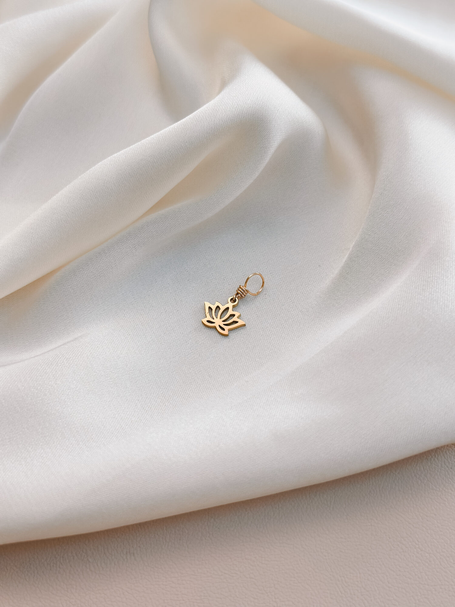 Lotus 🌸 Der Lotus ist ein kraftvolles Symbol für Wachstum, Reinheit und innere Entfaltung. Er wächst aus schlammigem Wasser empor und öffnet seine Blüte jeden Tag neu – ein stiller Beweis dafür, dass Schönheit und Klarheit auch aus dunklen Phasen entstehen können. Der Lotus begleitet dich als Talisman auf deinem Weg zu innerer Stärke, Leichtigkeit und Vertrauen in deinen eigenen Rhythmus. ✨ Bedeutung des Lotus: Reinheit & Unberührtheit: Obwohl der Lotus aus trübem Wasser wächst, bleibt er stets sauber – ein Symbol für innere Klarheit und geistige Reinheit. Wiedergeburt & Neuanfang: Der Lotus schließt sich bei Dunkelheit und öffnet sich bei Licht – ein Sinnbild für tägliches Aufblühen, Wandel und Erneuerung. Spiritualität & Erleuchtung: In östlichen Traditionen steht der Lotus für den Weg zur Erleuchtung – er wächst durch das Dunkel ins Licht und verbindet Körper, Geist und Seele. Unabhängigkeit & innere Stärke: Der Lotus entfaltet sich aus eigener Kraft – ein Zeichen für Selbstvertrauen, Heilung und die Rückverbindung mit dem wahren Selbst. 🕊️  Affirmation: „Ich wachse aus meiner Tiefe – ruhig, klar und in meiner ganzen Schönheit.“ Details zum Schmuck Material: 304 Edelstahl Vergoldet Größe: 10 mm x 9 mm und mit einer stabilen Öse versehen. Der Anhänger passt zu deiner YOUR.line Kette Ein kleiner Begleiter mit großer Bedeutung – minimalistisch, zeitlos und voller Kraft. 🤍 Lieferumfang: nur Anhänge